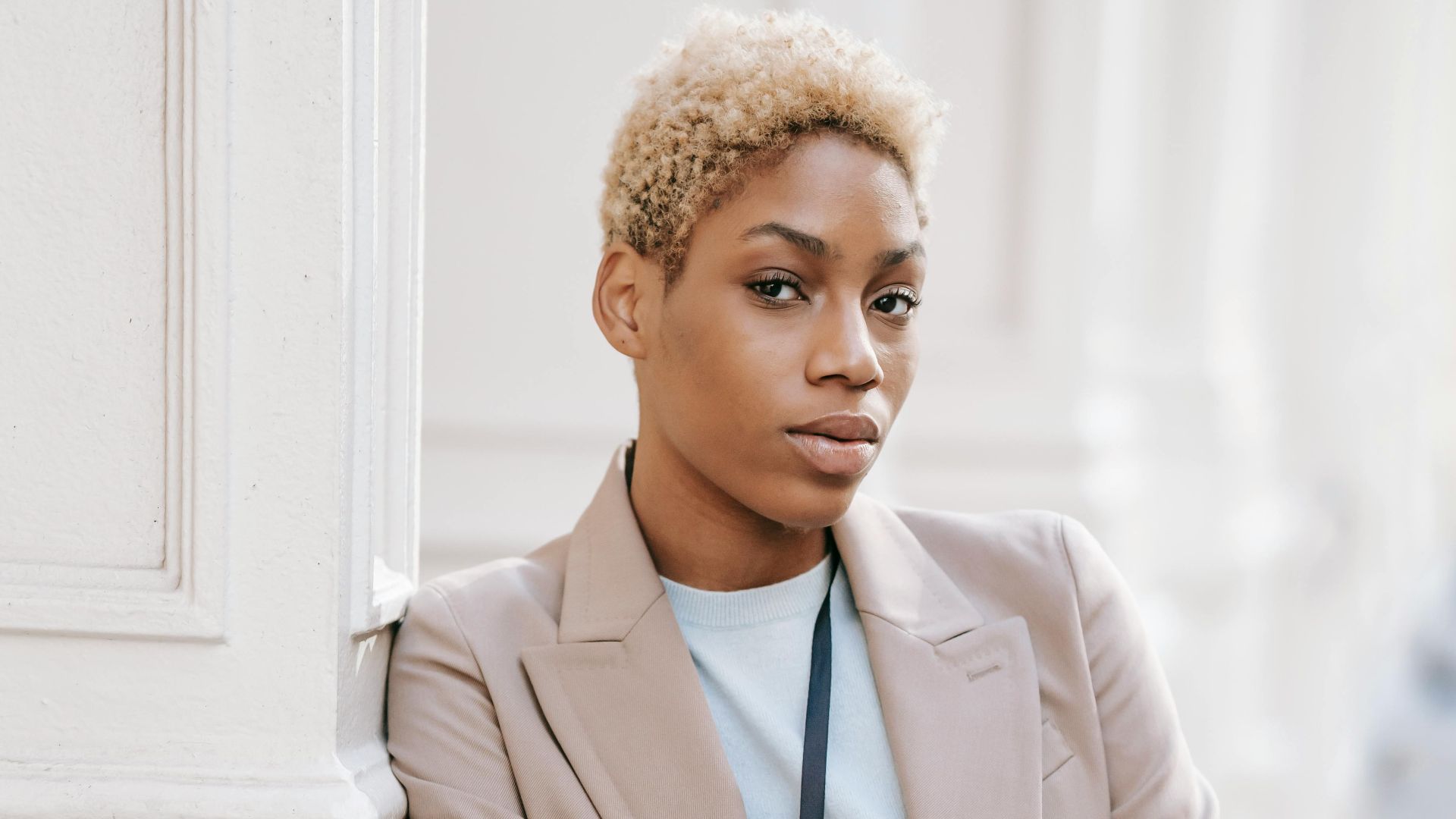 20 vêtements indispensables dans la garde-robe de toute femme pour être prise au sérieux