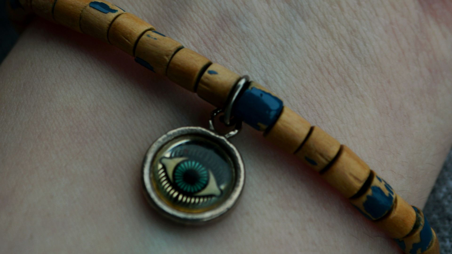 11. Porter des amulettes protectrices