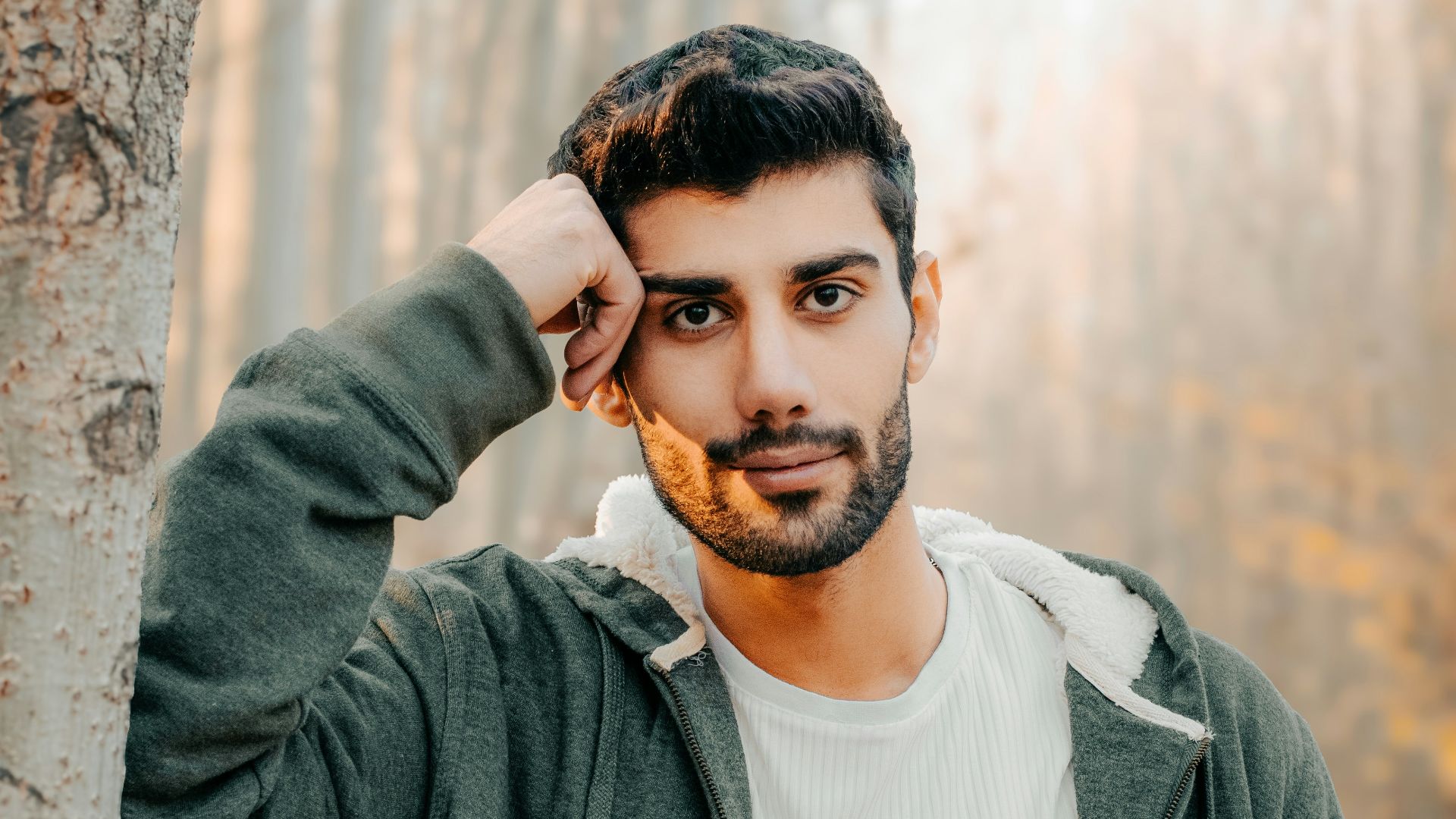 10 looks décontractés que les femmes adorent chez les hommes… et 10 qui lui donnent un air immature