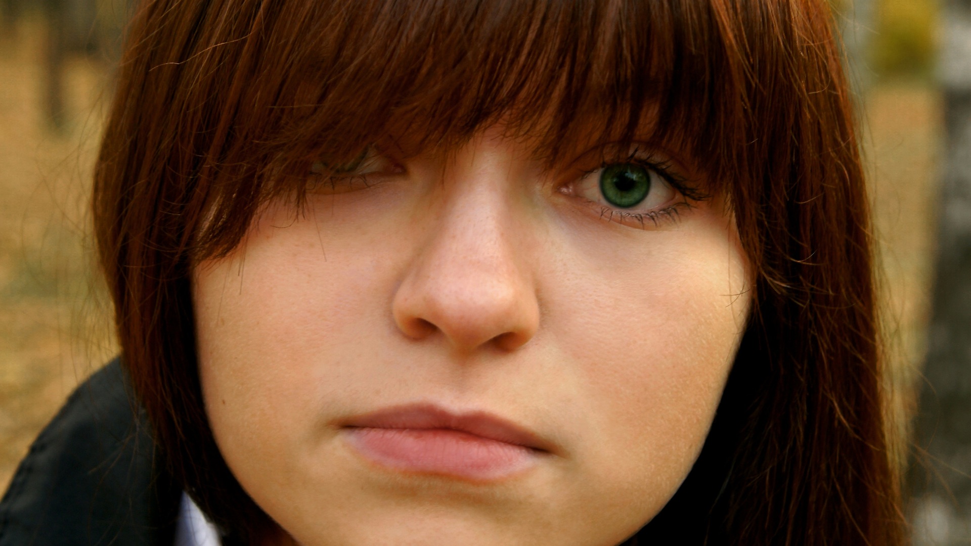 2. Cheveux châtain foncé + yeux verts