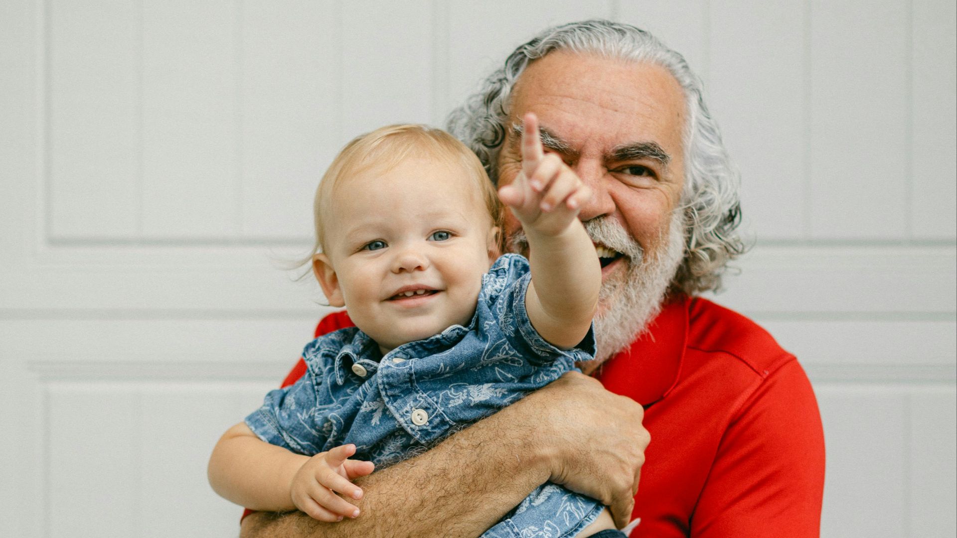 10 prénoms que les grands-parents jugent en secret… et 10 qu’ils adorent