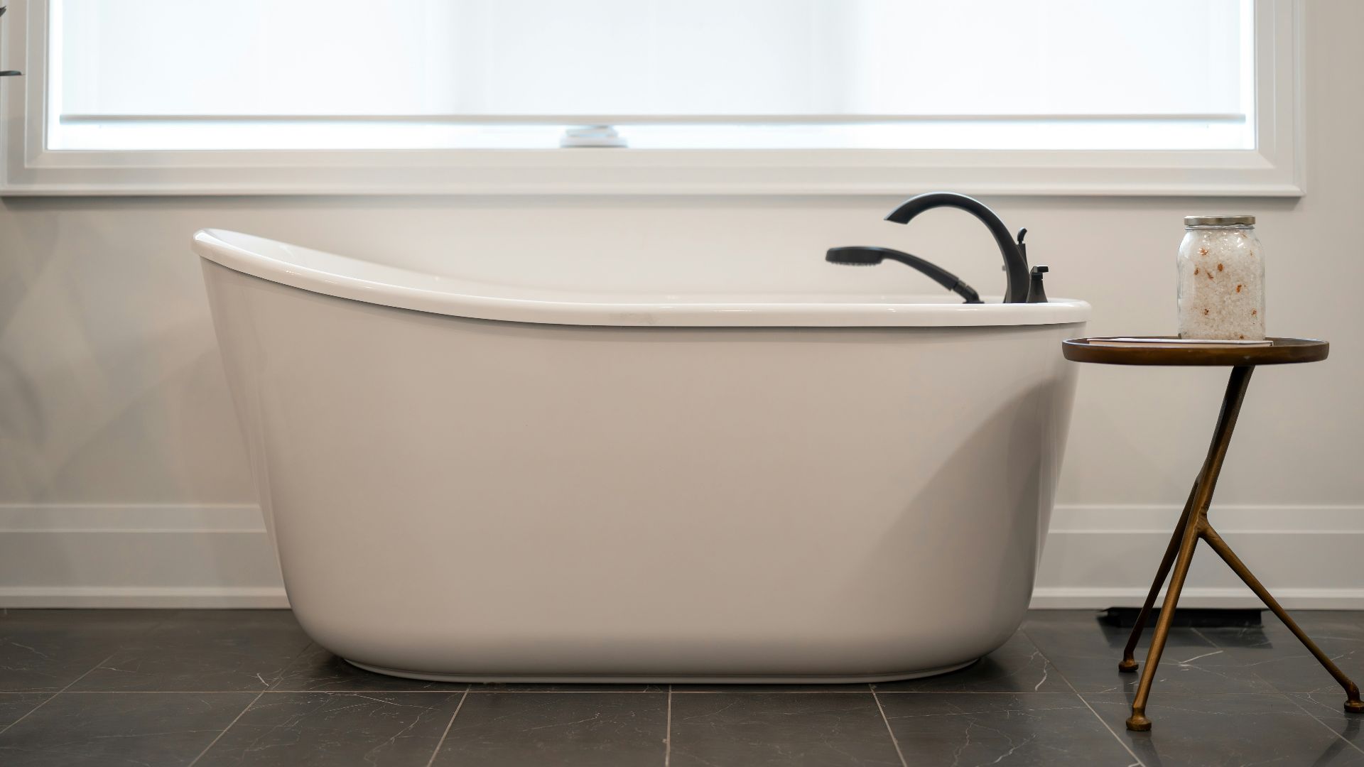 5. Une baignoire îlot dans une pièce exiguë