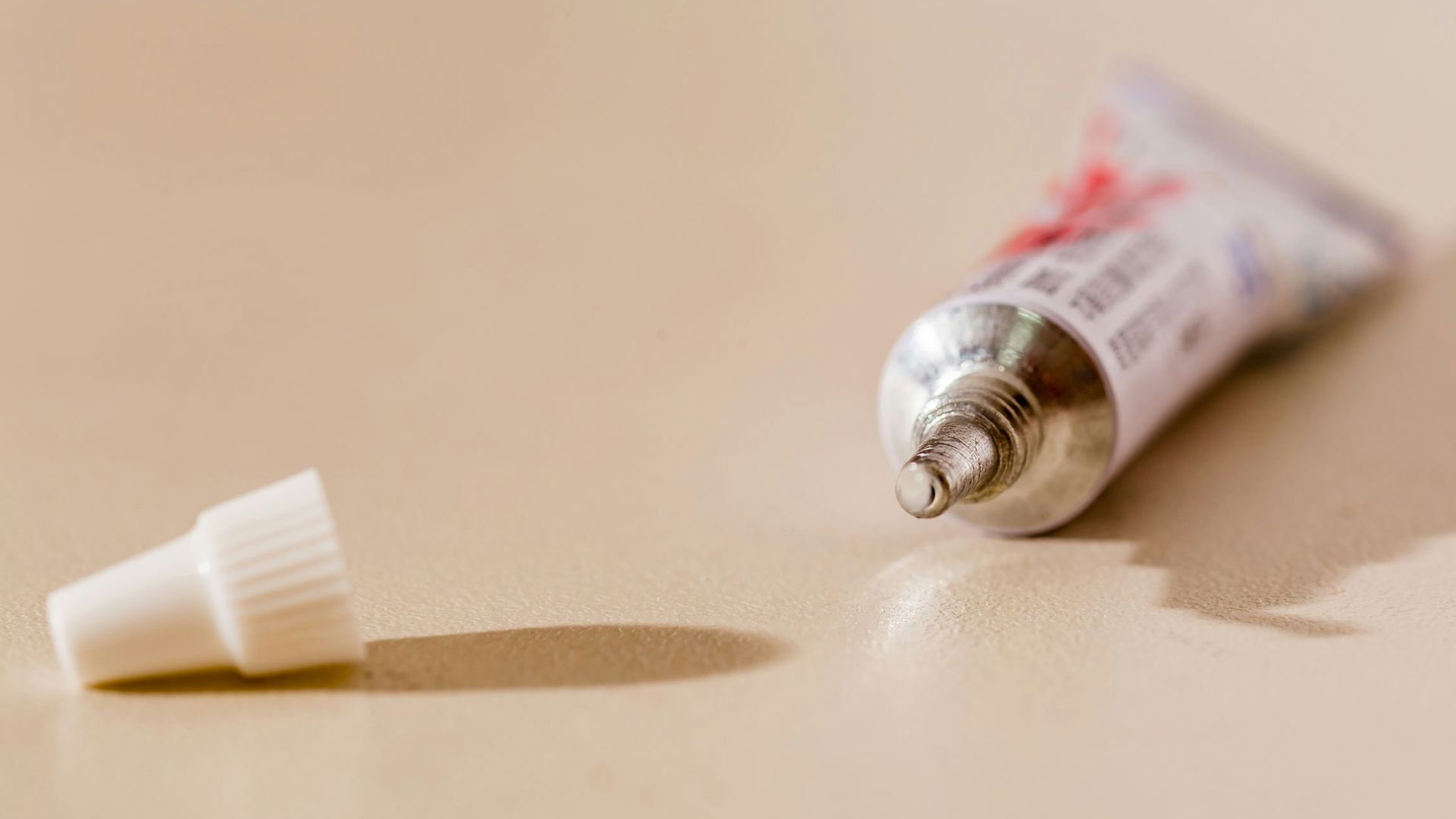 11. La colle se trouvait déjà dans la trousse à outils