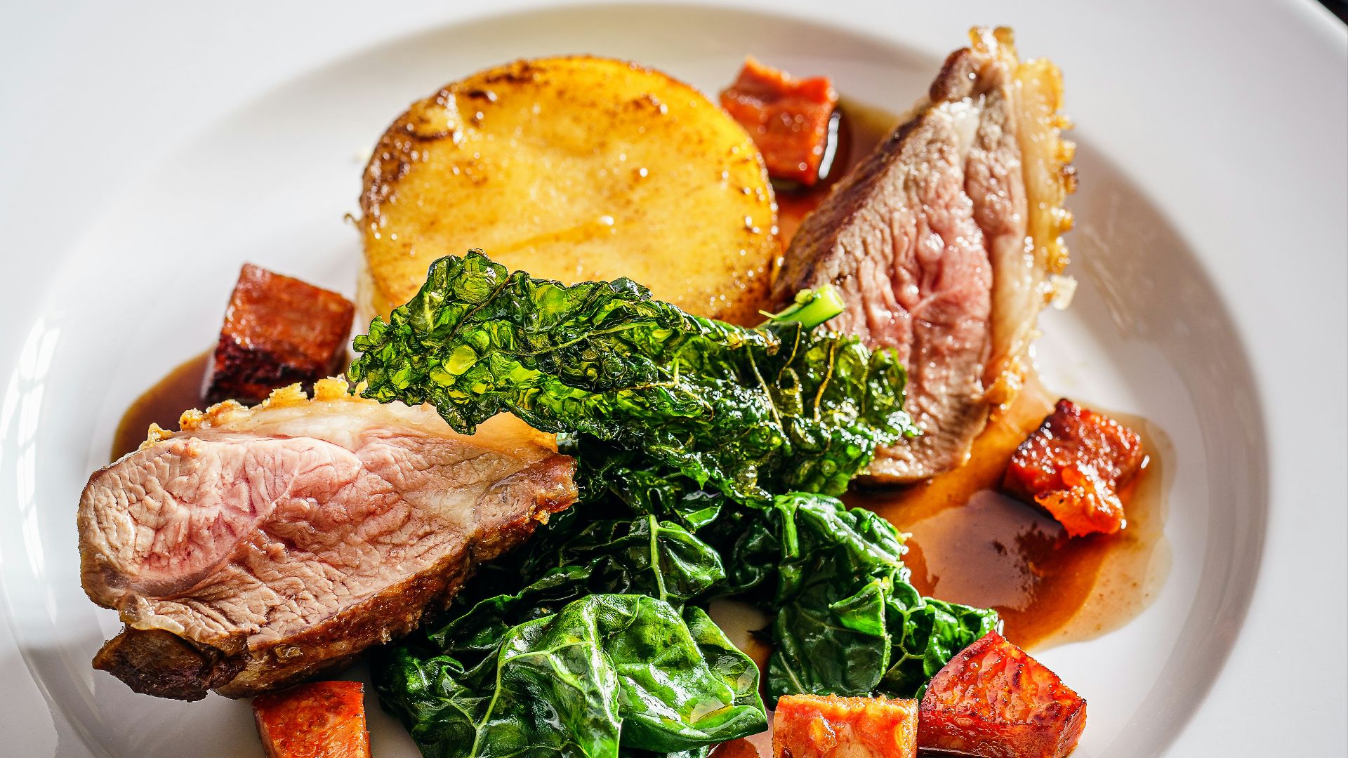 16. Magret de canard poêlé à la sauce aux cerises