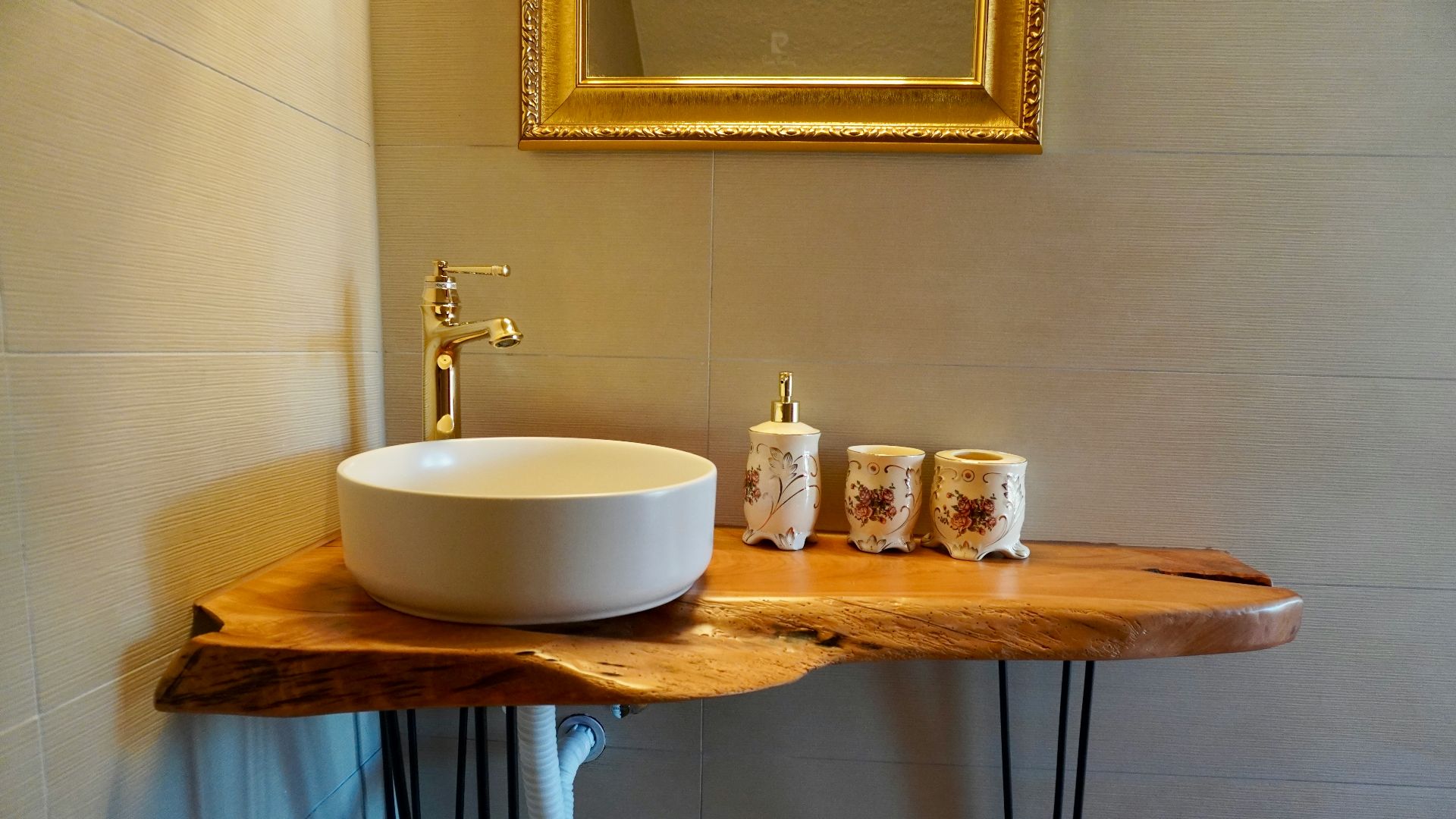 1. L'évier en forme de cuvette qui éclabousse partout