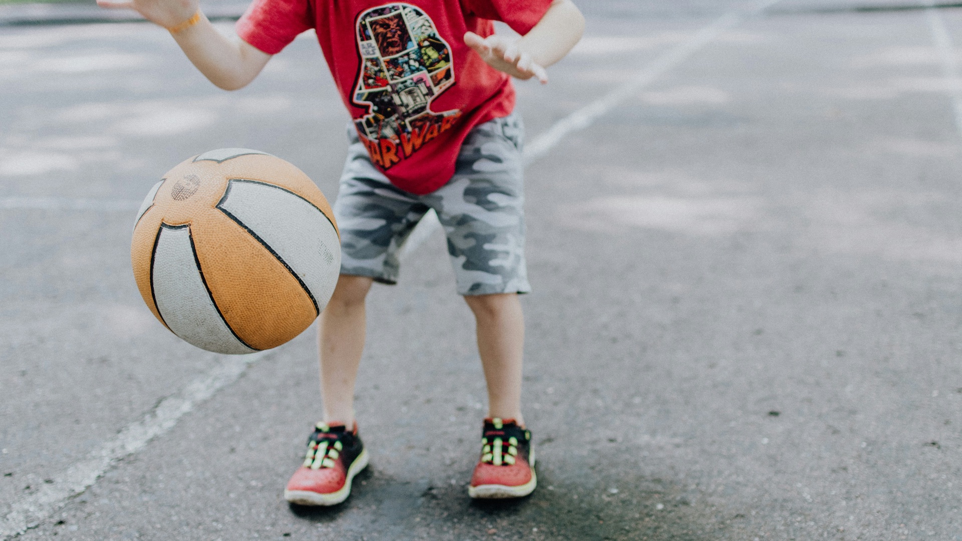 4. Entraînez-vous à dribbler un ballon de basket