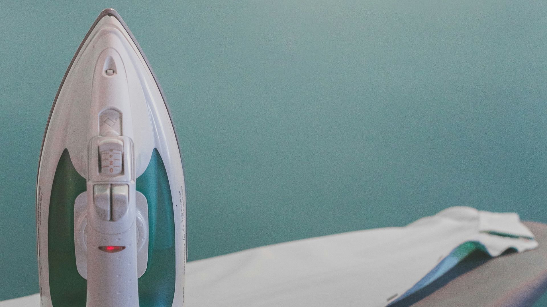 8. Repassez vos vêtements au fer à repasser ou à la vapeur