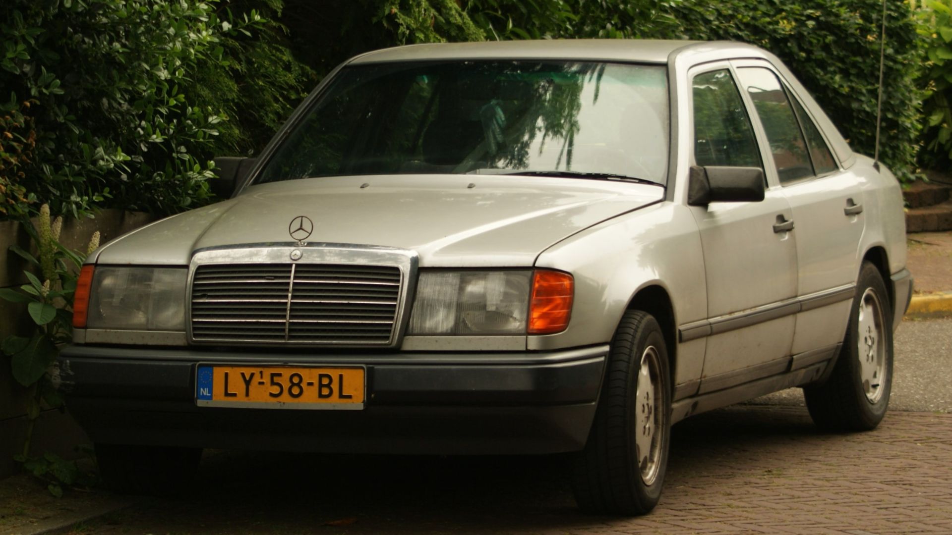 12. Mercedes-Benz W124 (1985-1995)