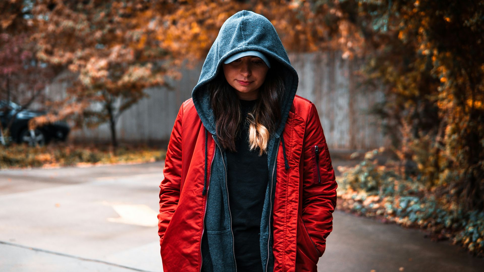 12. Des sweats à capuche superposés sous les manteaux