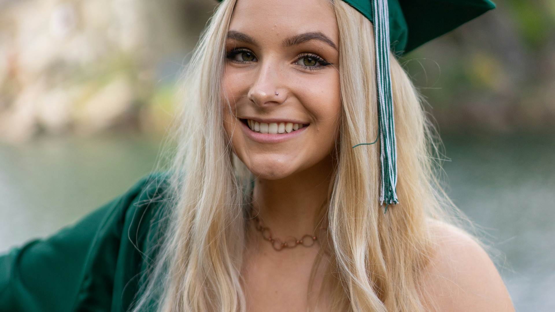 7. Cheveux blond platine + yeux marron foncé