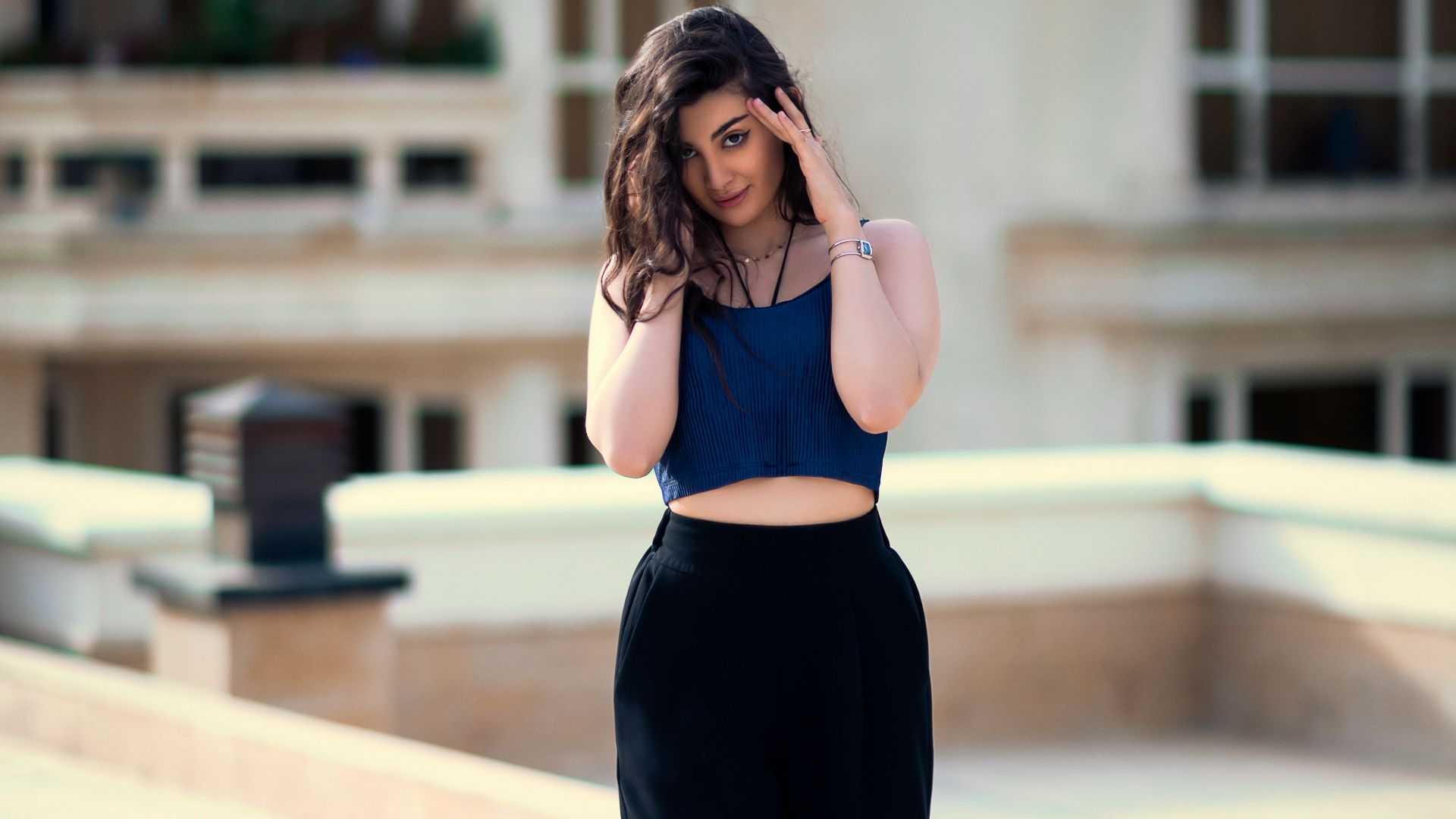 6. Haut en maille + pantalon à jambes larges + sandales