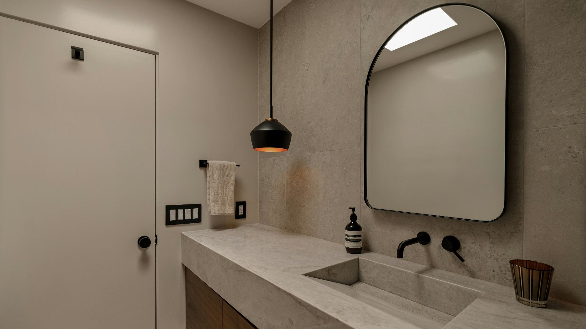 9. La suspension surdimensionnée au-dessus de la coiffeuse