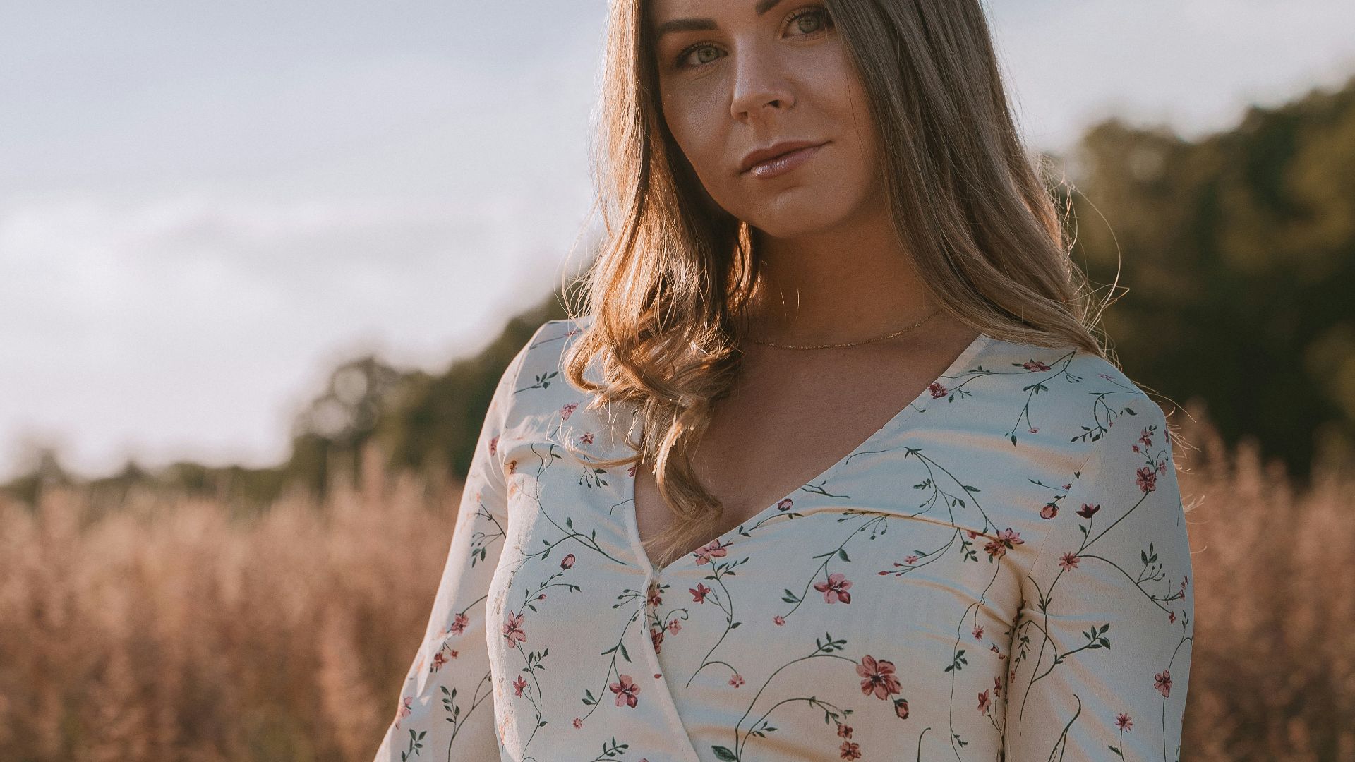 5. Une robe portefeuille à motifs floraux
