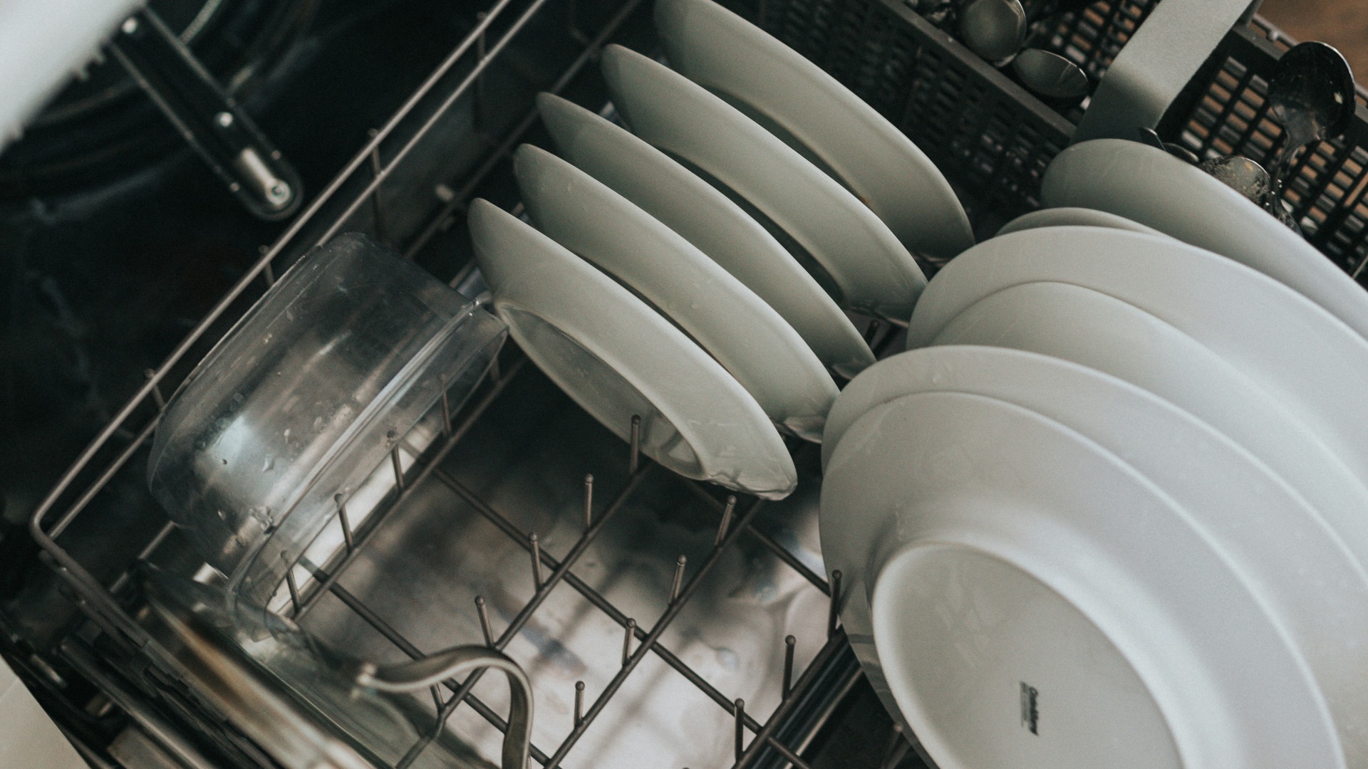 6. Laissez de l'espace entre les assiettes dans le lave-vaisselle