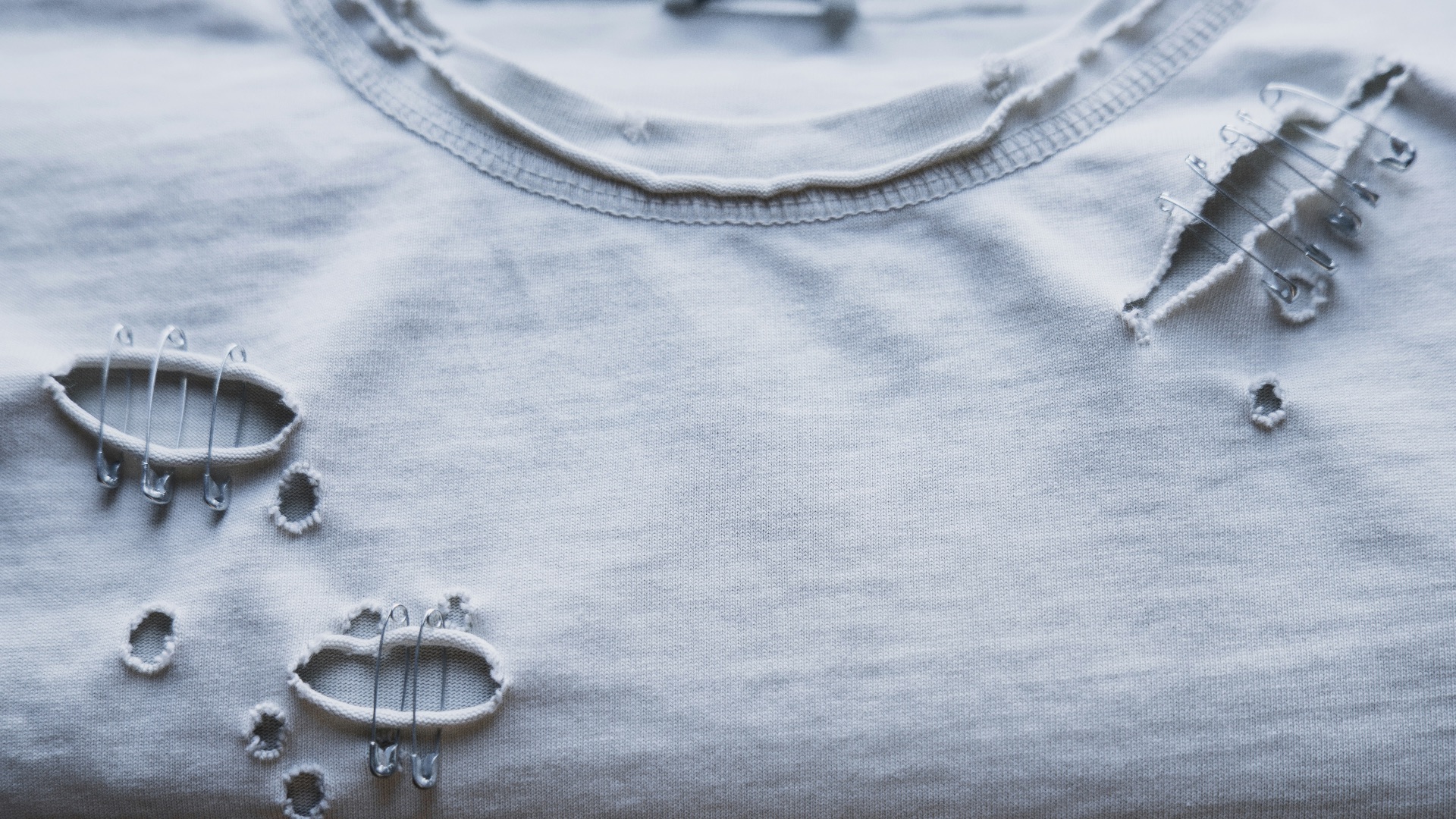 8. Les vêtements déchirés ou irrémédiablement abîmés