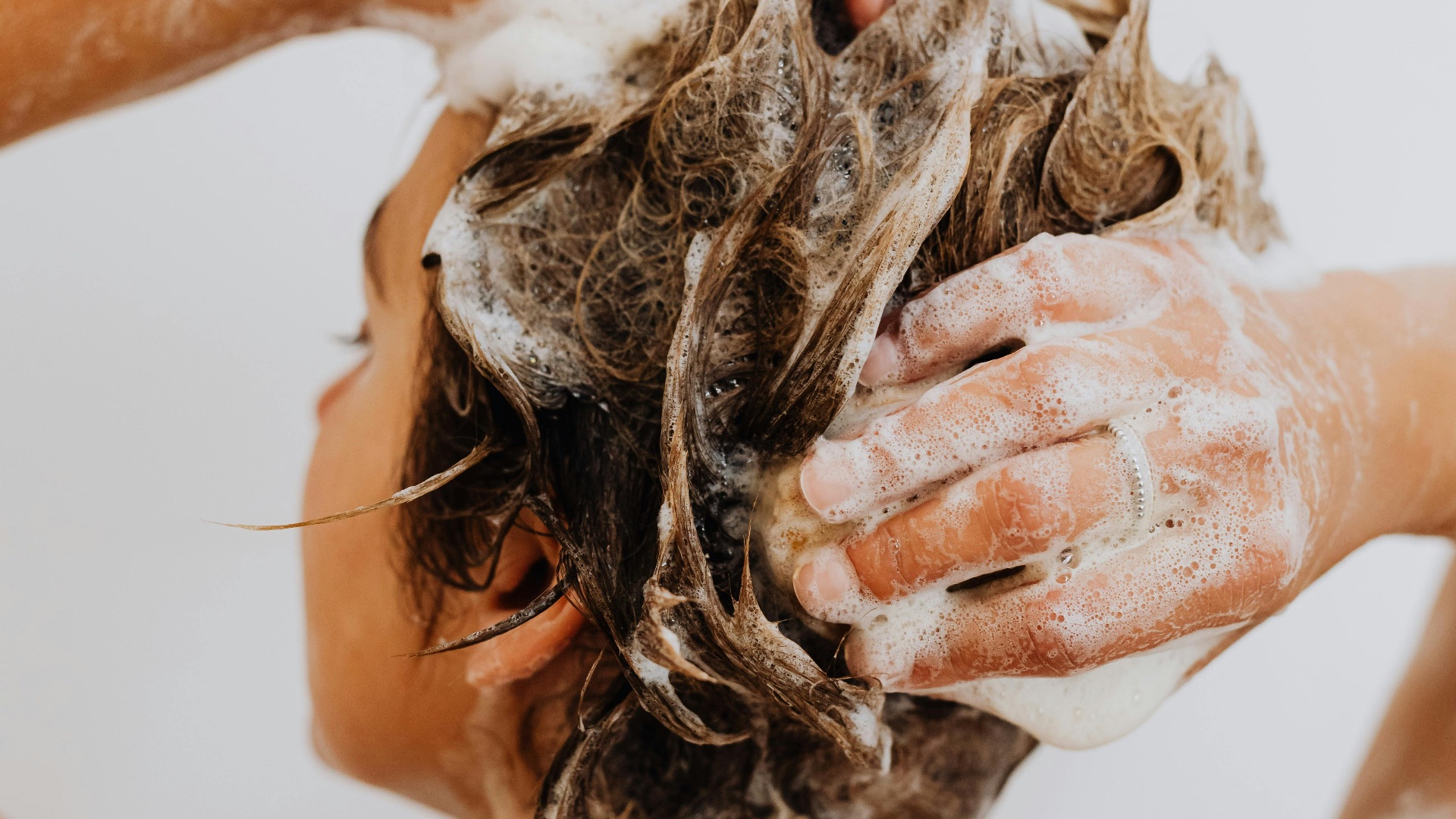 1. Optez pour un shampooing sans sulfate