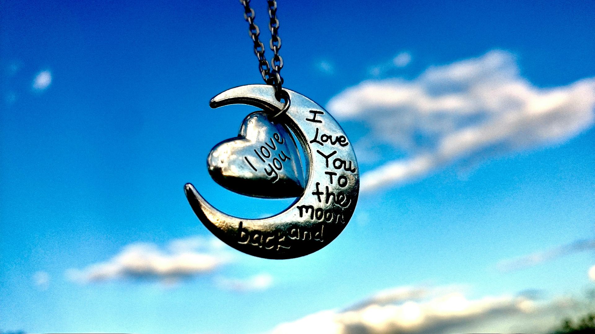 20. Un collier avec une phrase tirée d'une chanson