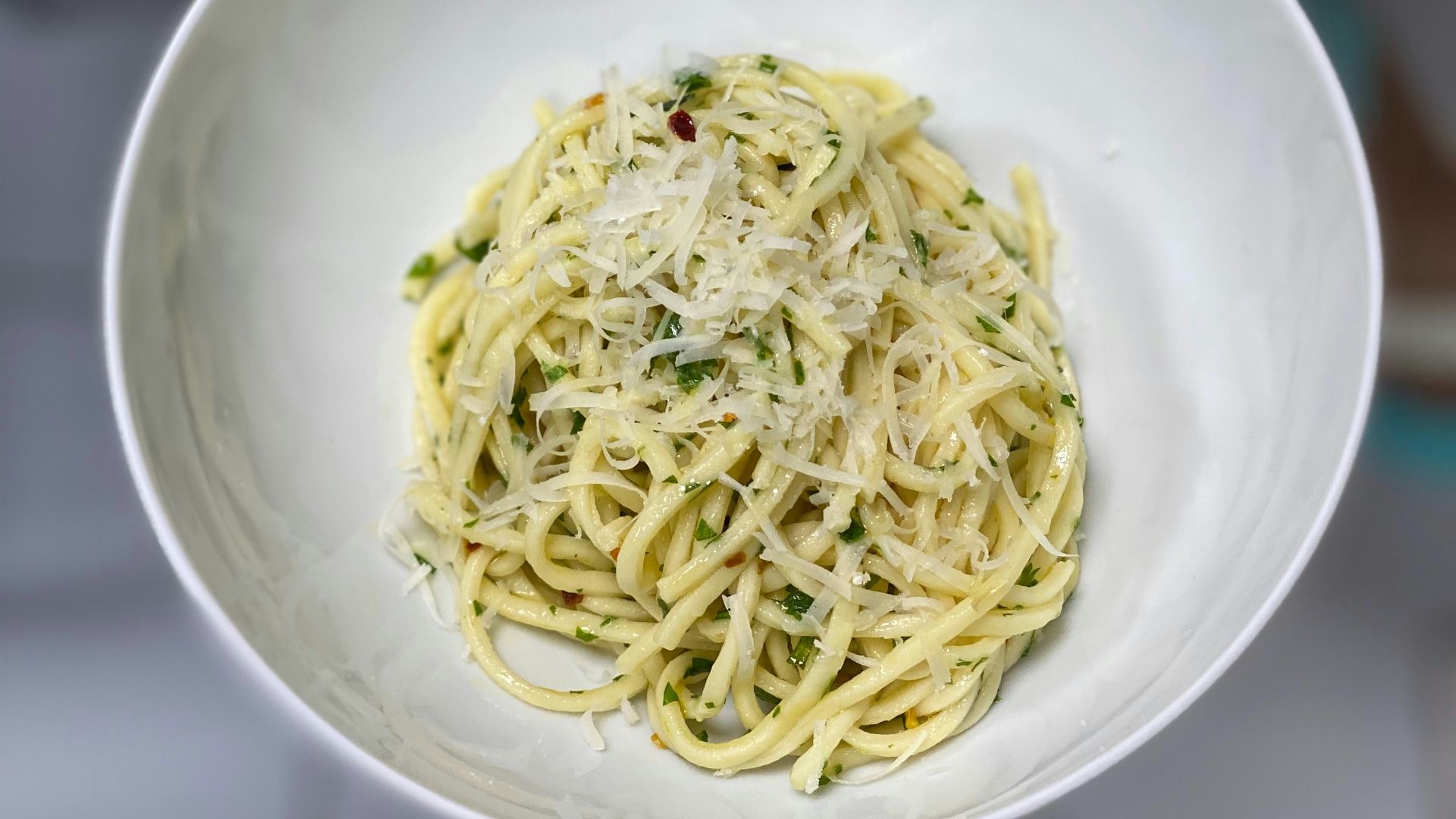 8. Pâtes au beurre à l'ail et au parmesan