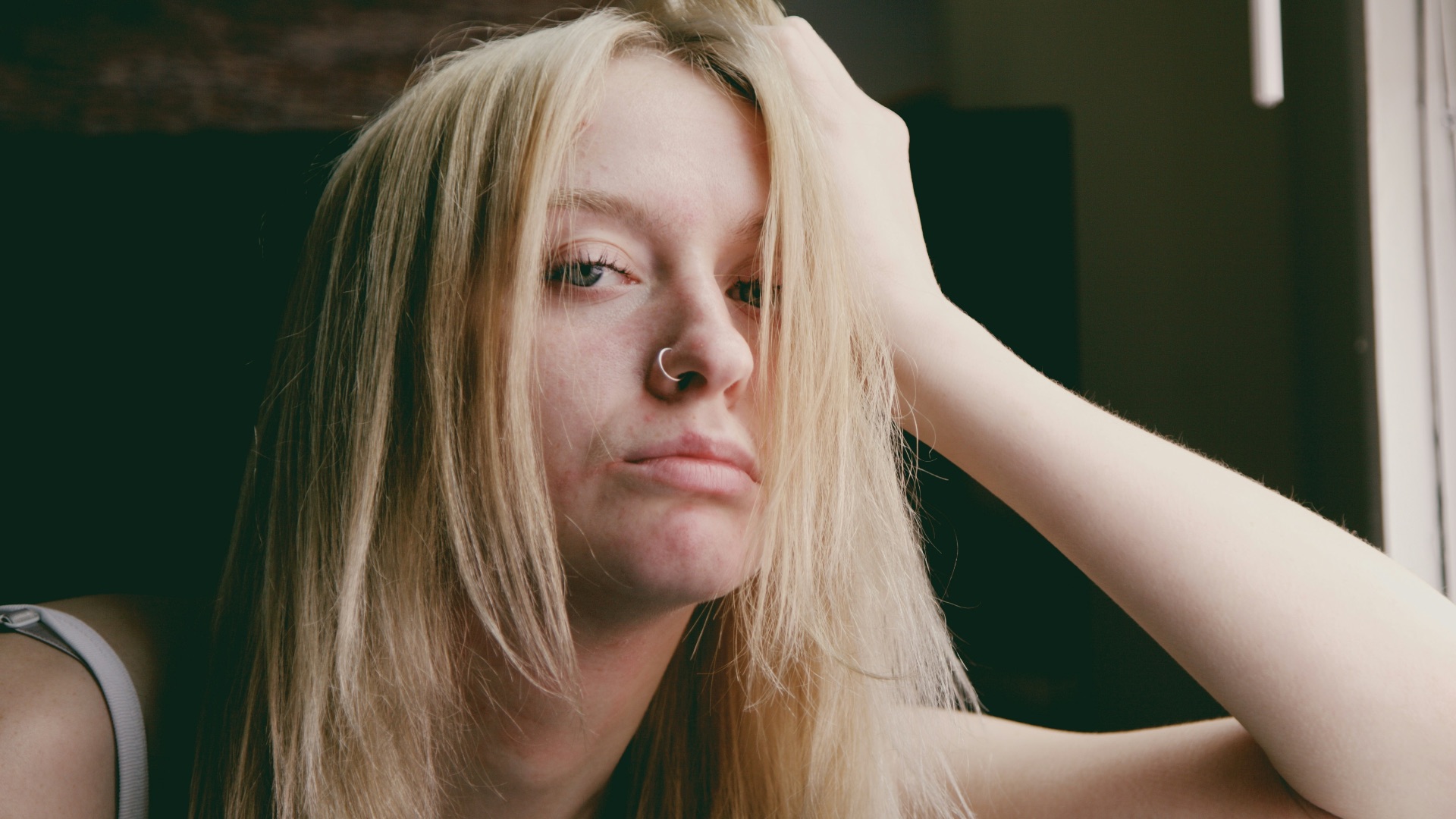 4. Vos cheveux ont l'air ternes même lorsqu'ils sont propres