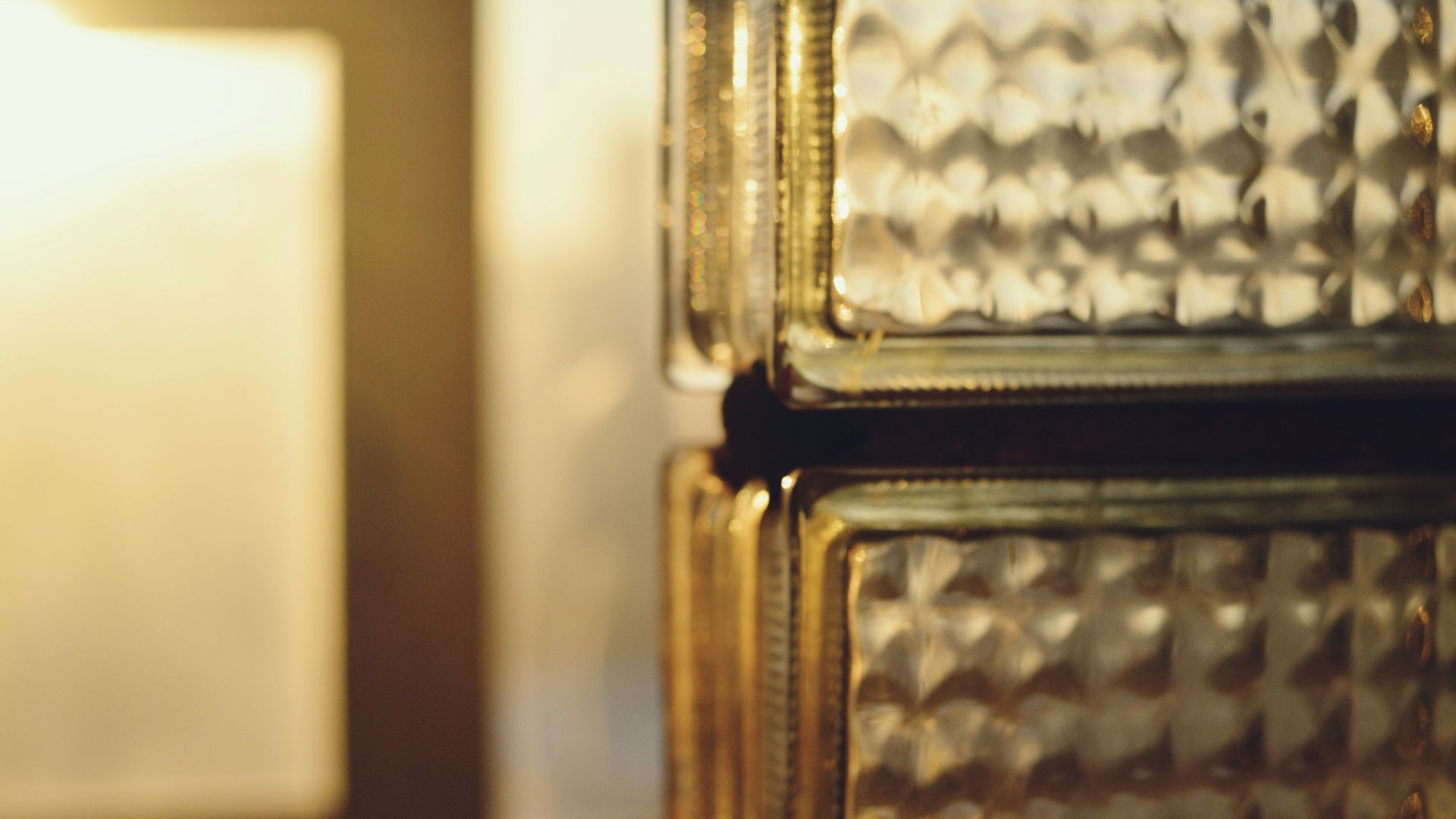 11. Restes de briques de verre, de miroirs ou de faux-toscan