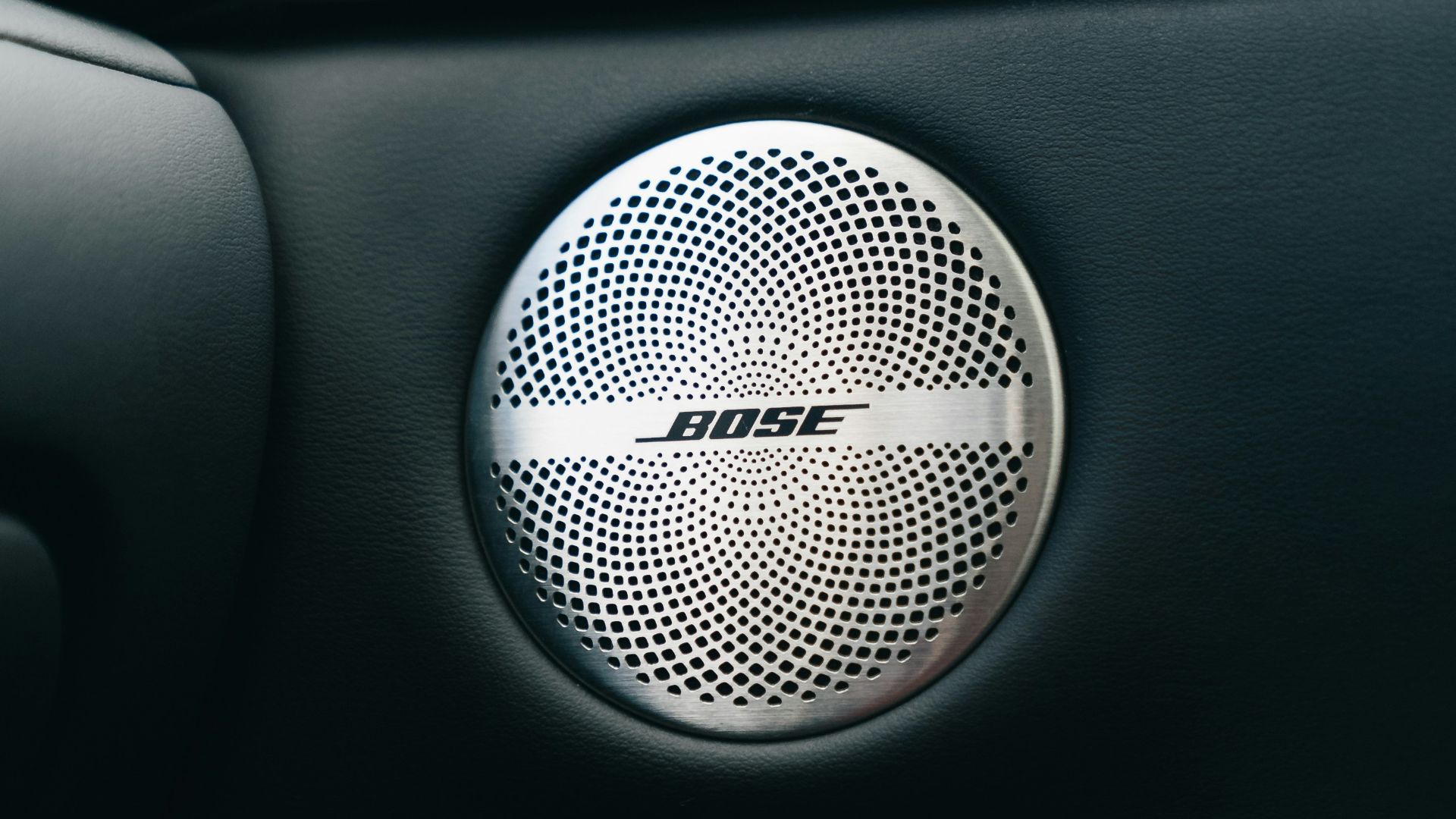 3. Un système audio haut de gamme sur une voiture de tous les jours