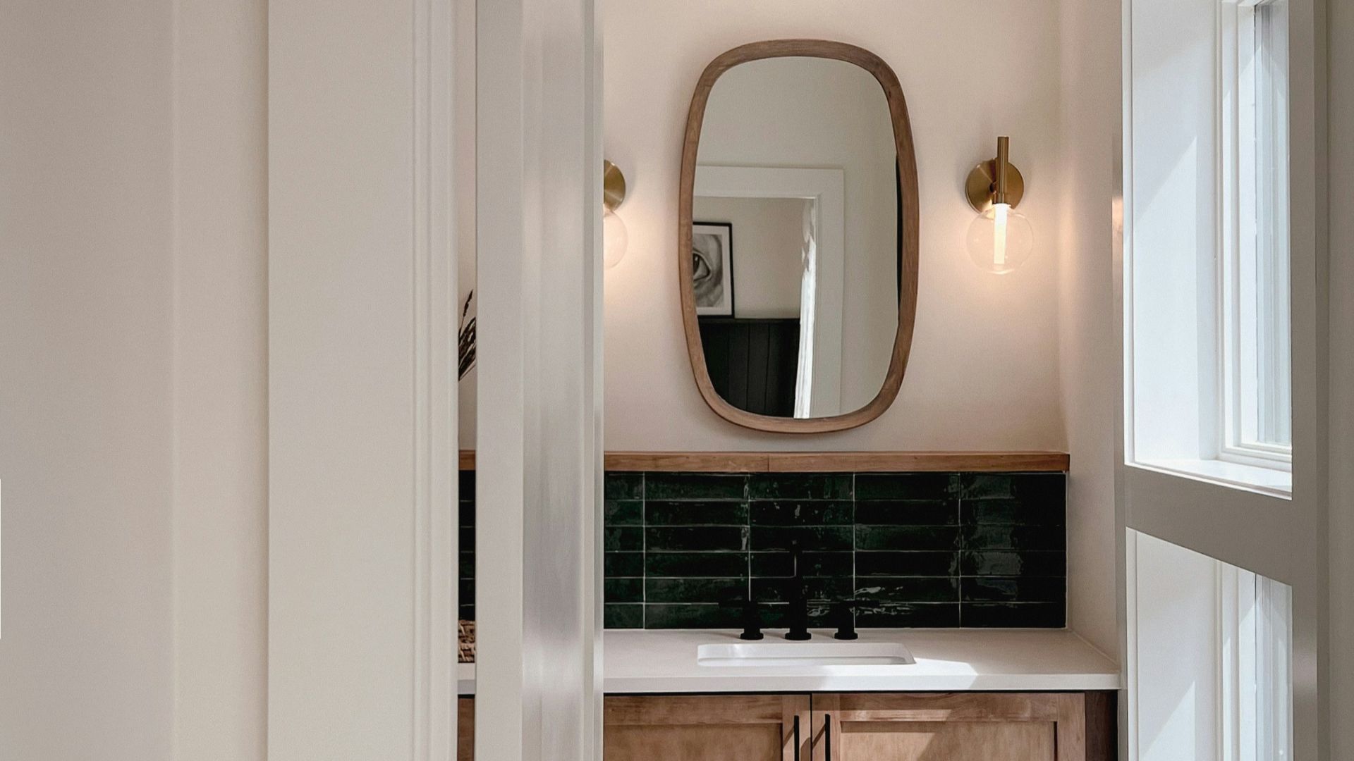 2. Le petit miroir au-dessus d'une grande coiffeuse