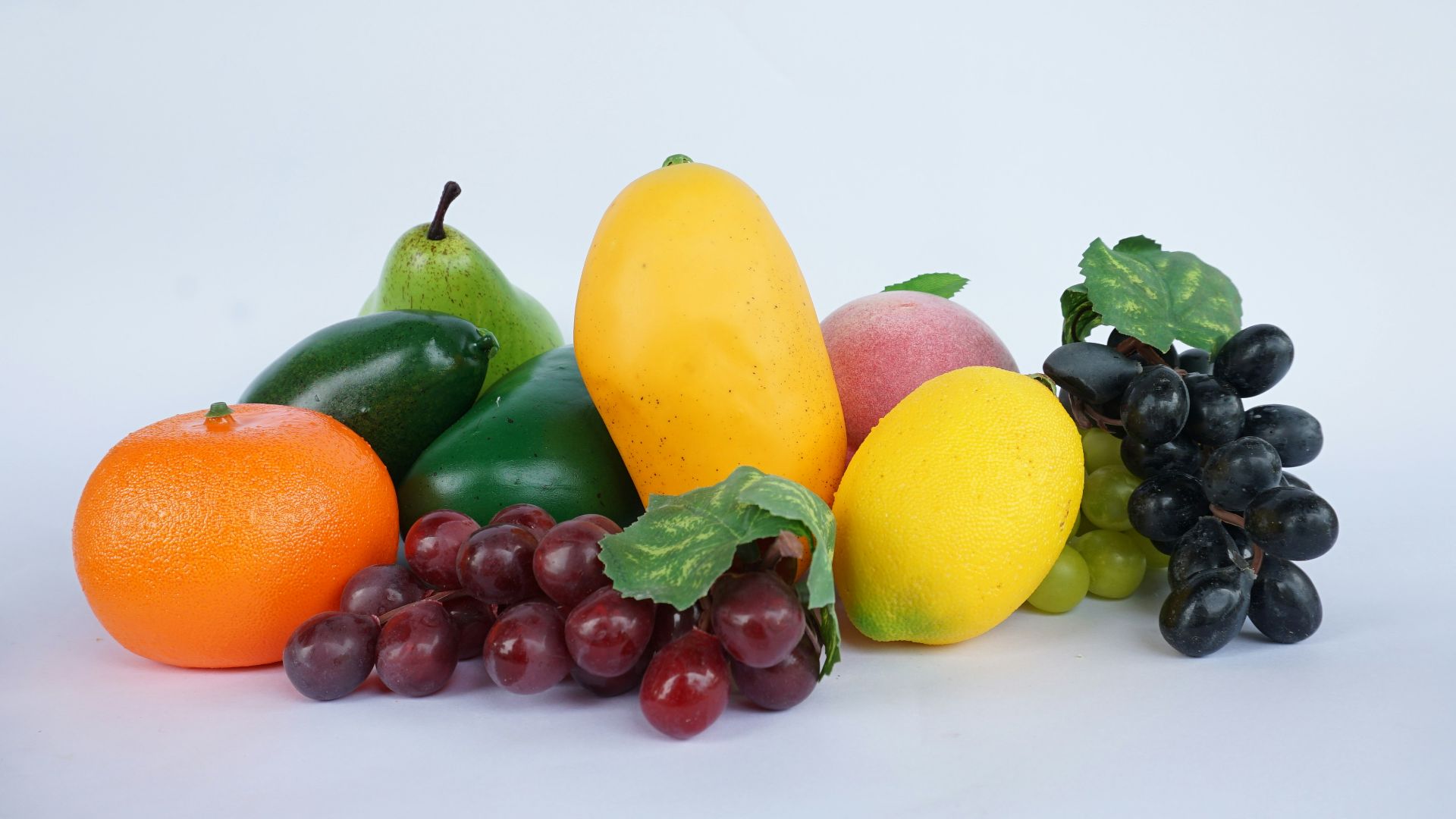 6. Faux fruits ou vases décoratifs