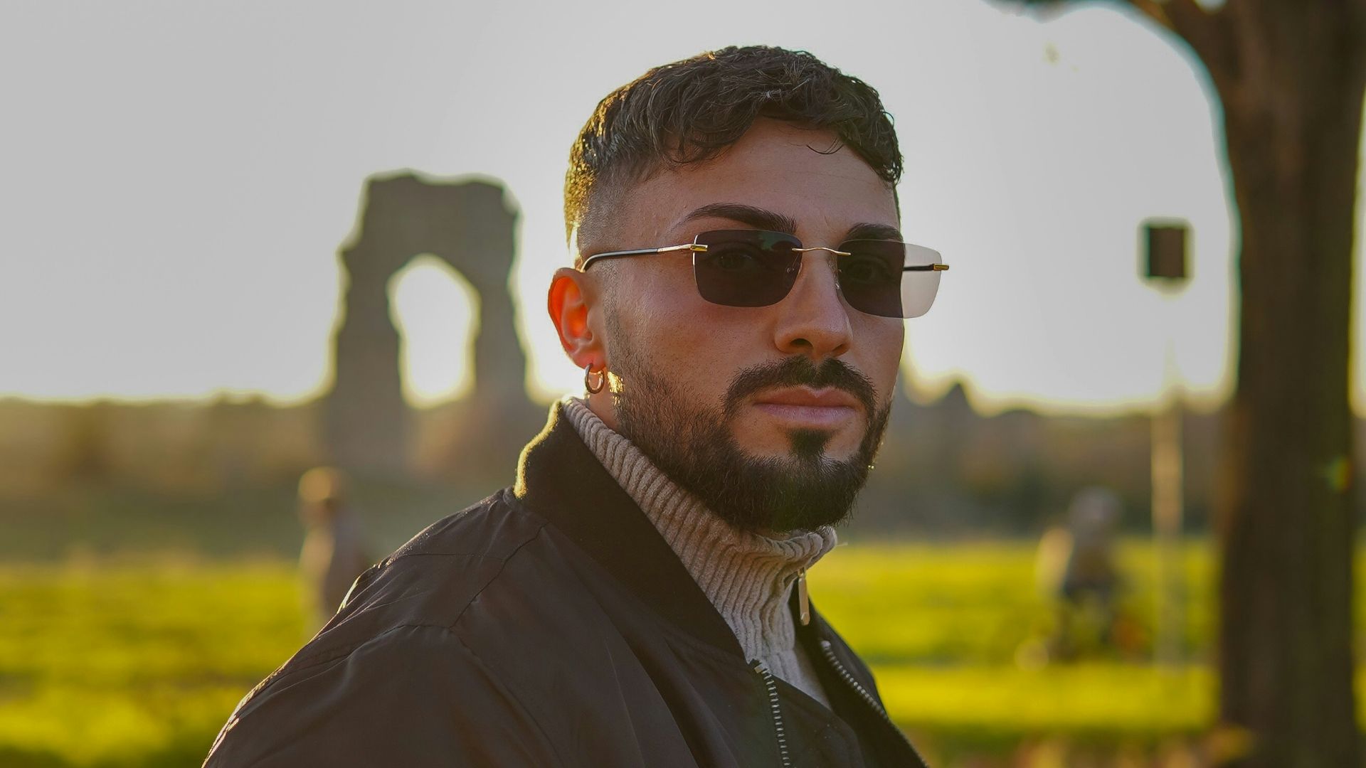 9. Des lunettes de soleil dont la forme ne convient manifestement pas à son visage