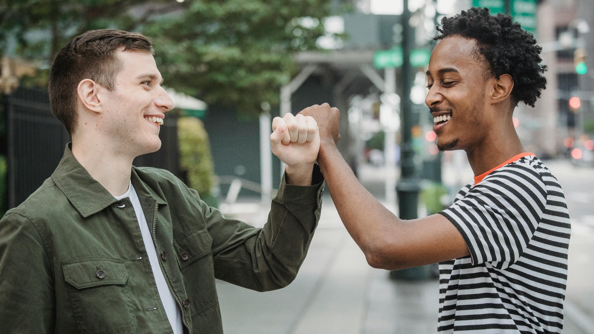 20 compliments que les hommes adorent entendre de la part d’autres hommes