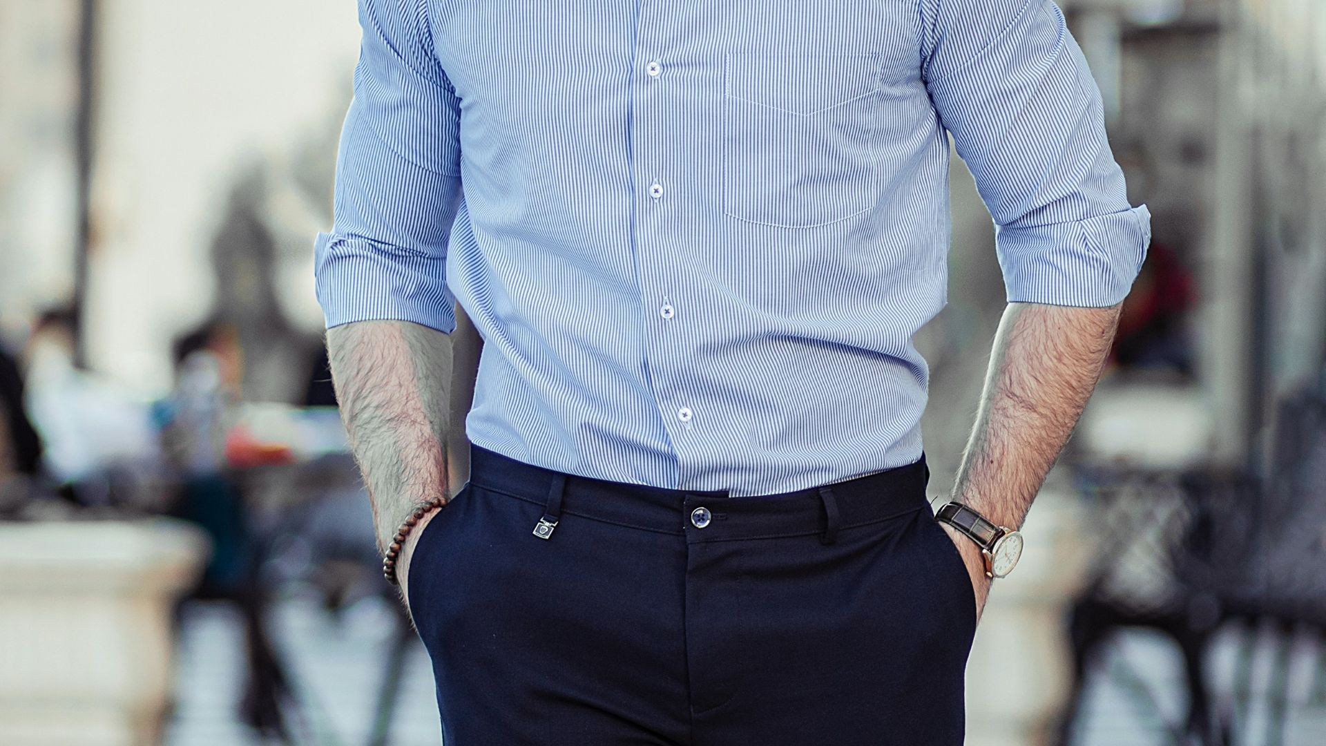 12. Chemises boutonnées et pantalons décontractés