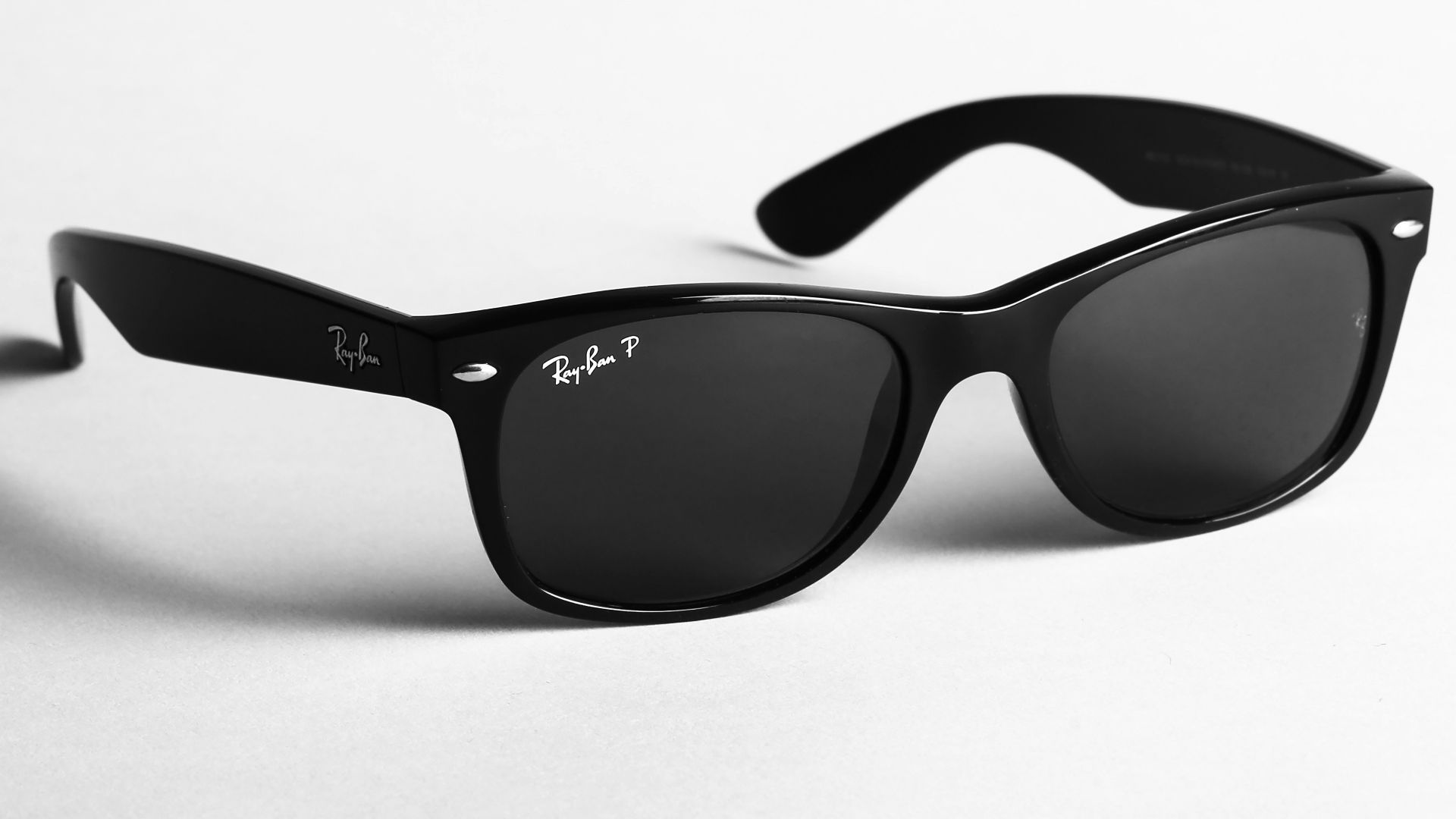 2. Porter des lunettes de soleil à l'intérieur par temps couvert