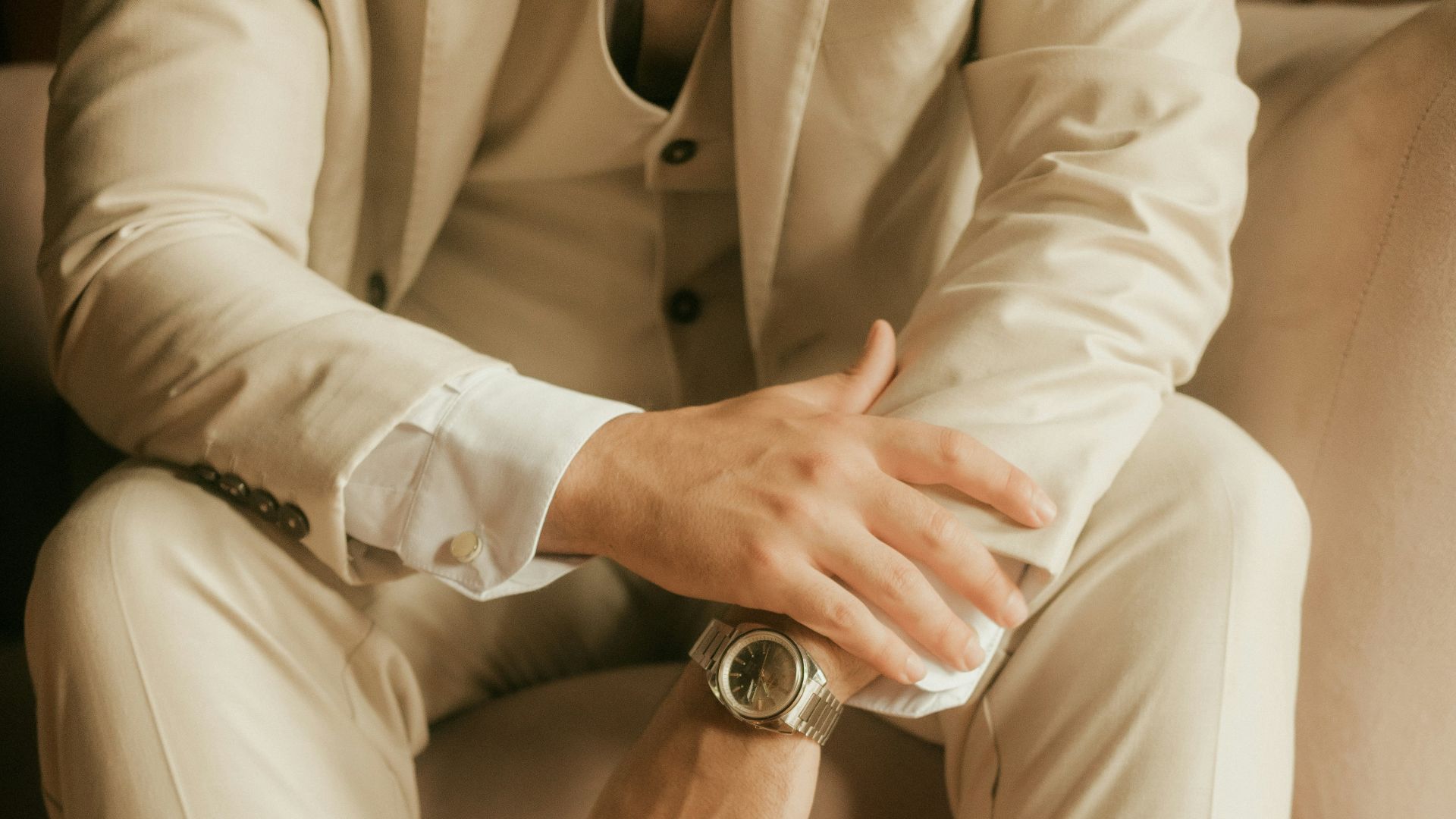 6. Une tenue extrêmement stricte et trop formelle