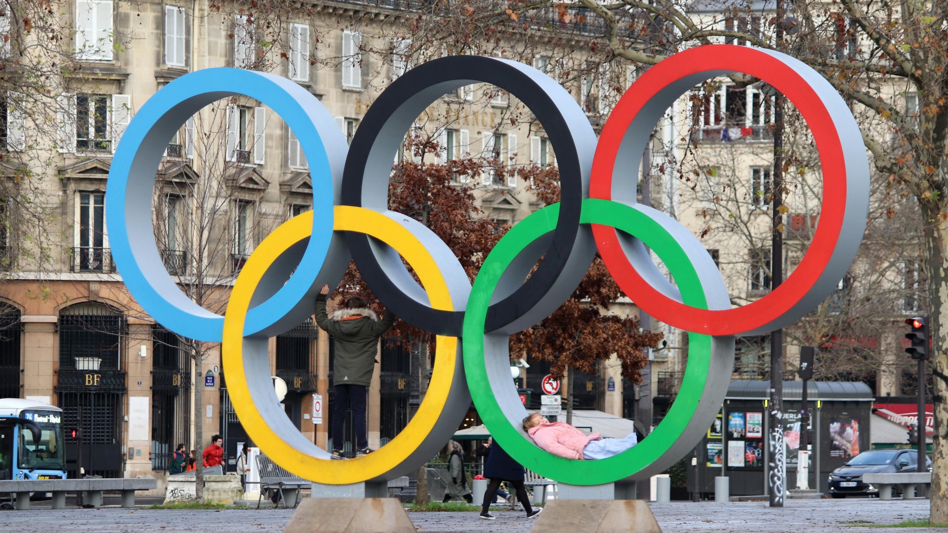17. A inauguré les Jeux Olympiques dans deux pays