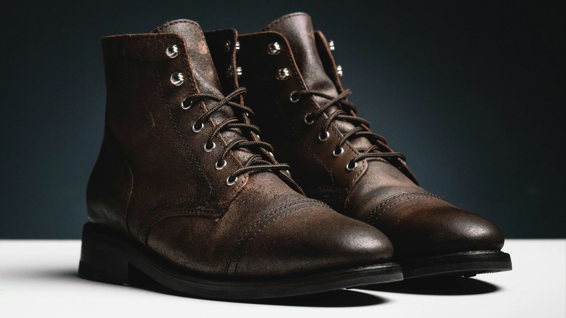 4. Des bottes en cuir bien entretenues