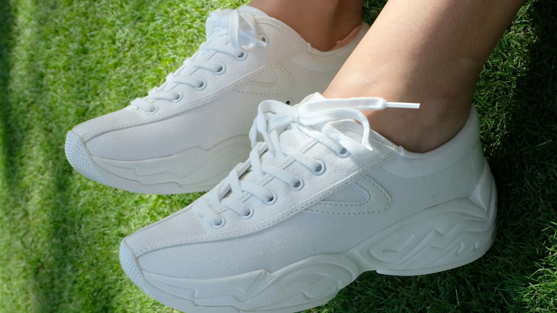 3. Des baskets blanches toutes simples