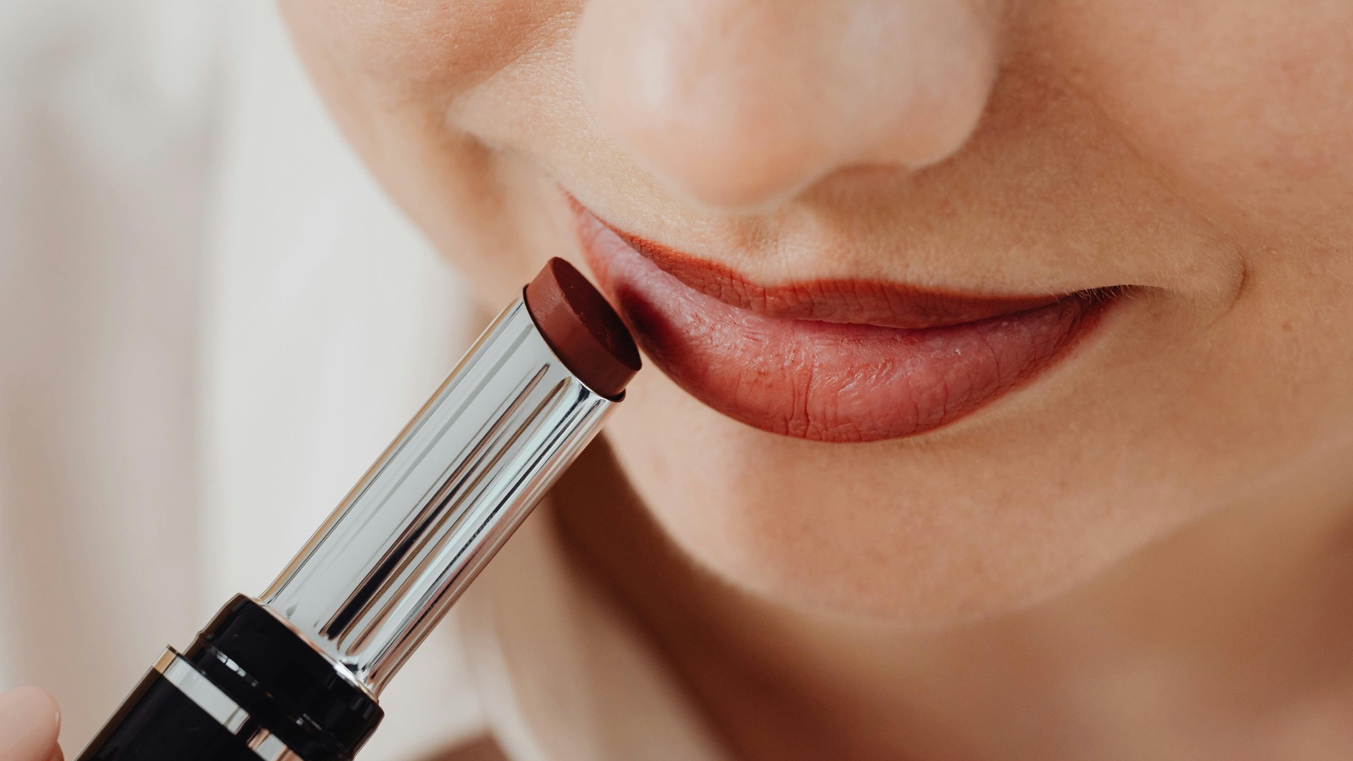 7. Partager son rouge à lèvres ou ses produits de maquillage pour les lèvres comporte également un risque