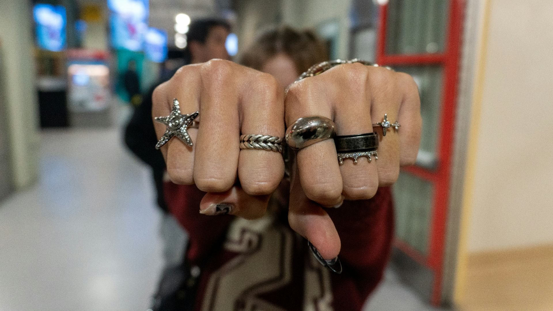9. Des bagues imposantes portées à plusieurs doigts