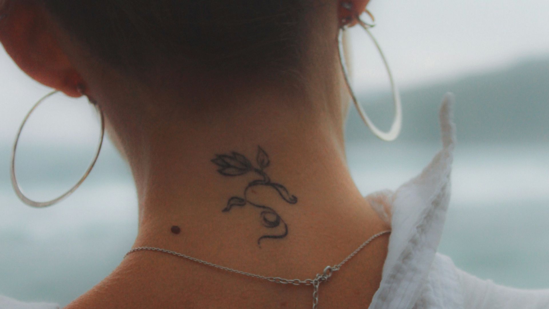 10. Un tatouage raffiné dans la nuque