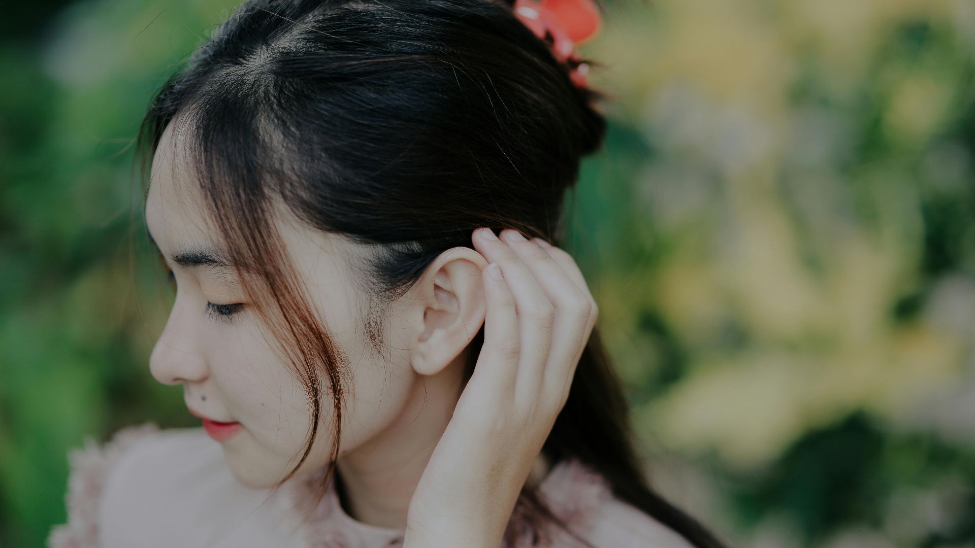 6. Les cheveux glissés derrière une oreille