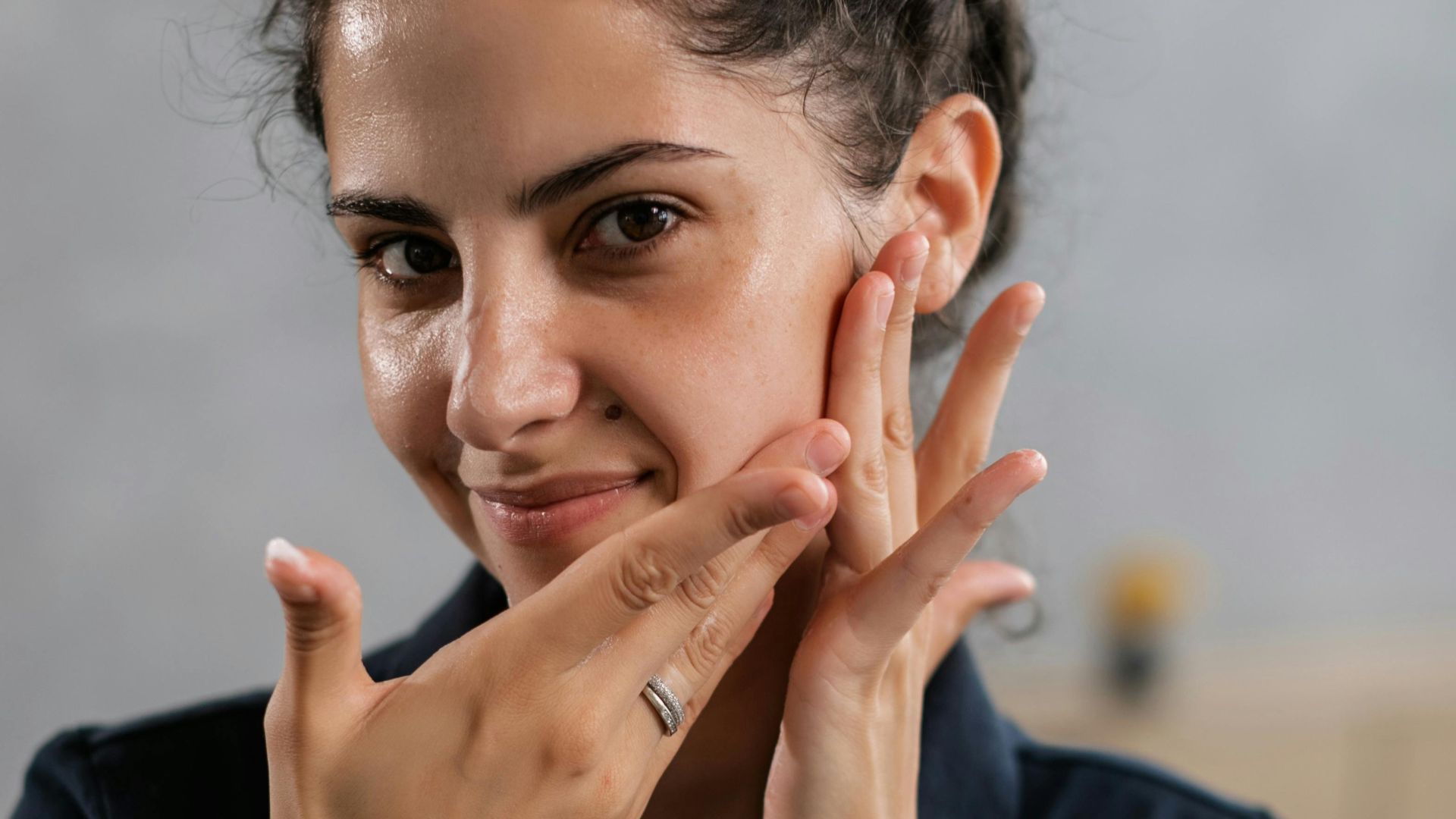 10 facteurs qui font vieillir vos mains et 10 astuces pour les garder jeunes pour toujours