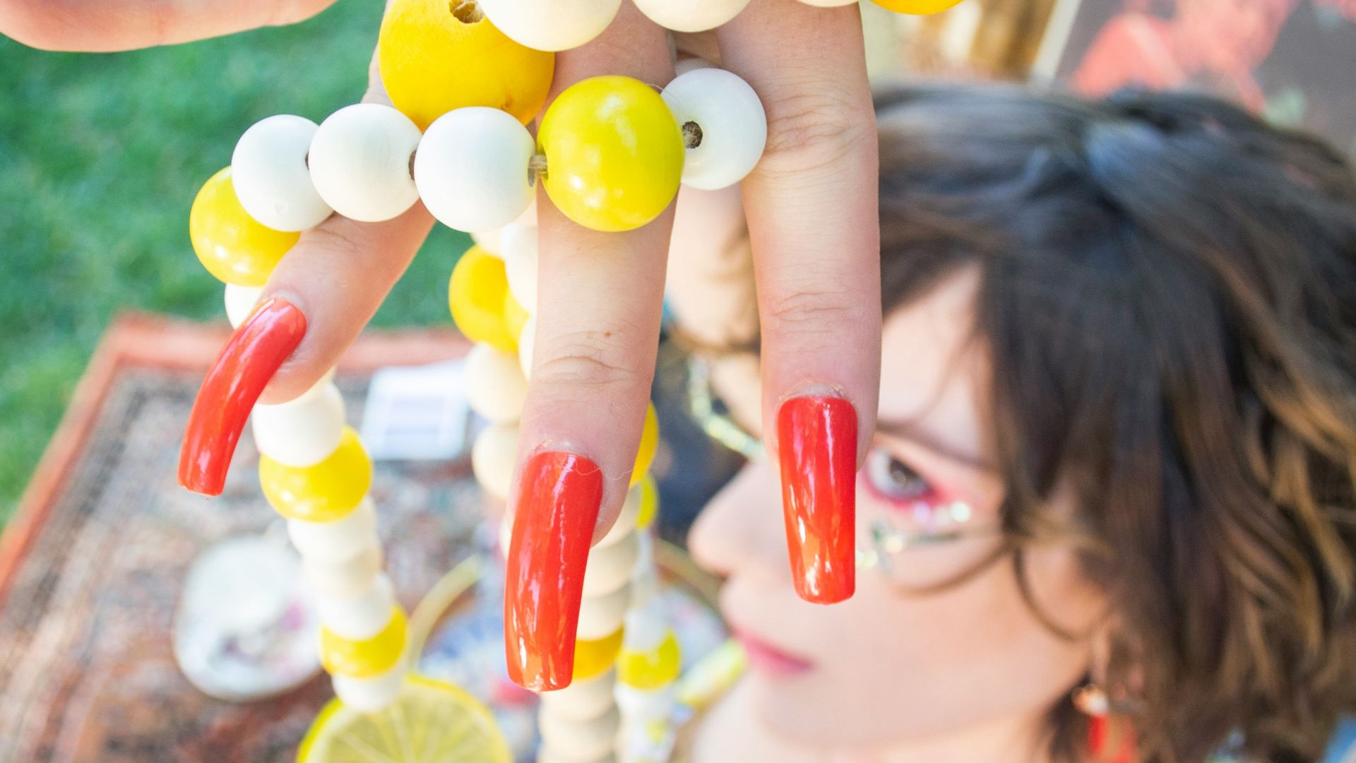 20 tendances beauté que les femmes adoptent et qui poussent les hommes à les considérer comme trop exigeantes