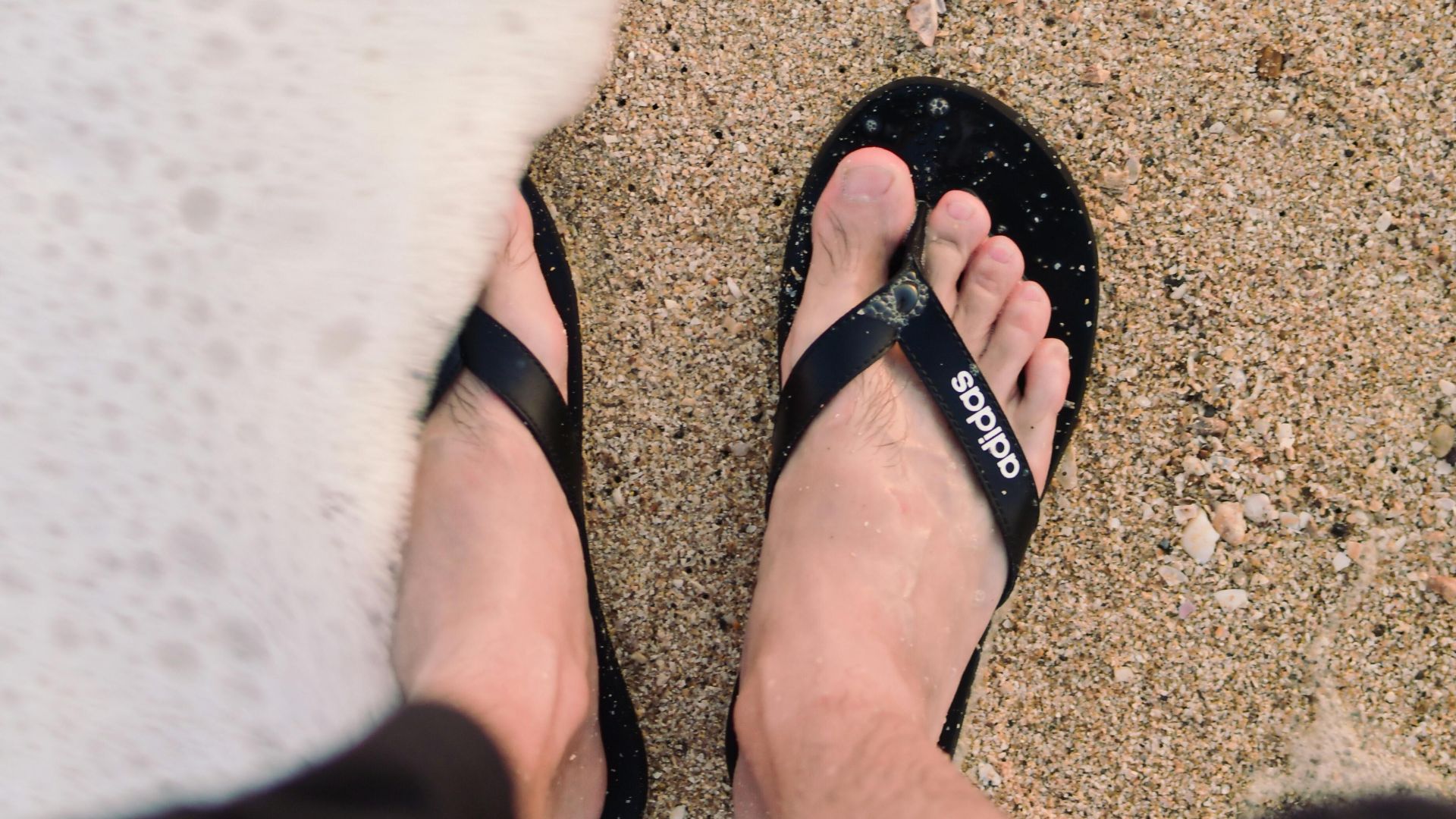 3. Les tongs, partout sauf à la piscine ou à la plage