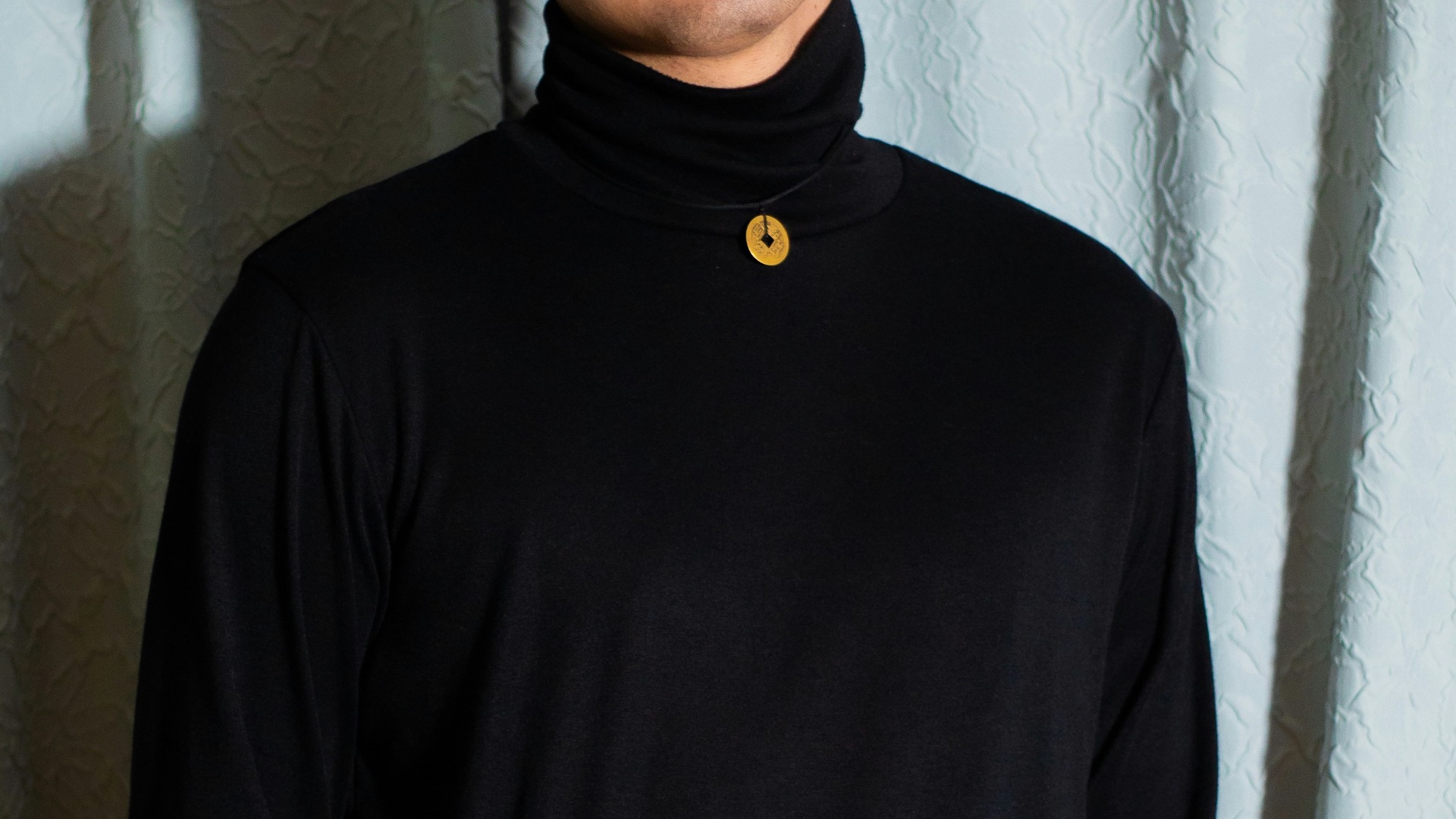 17. Superposez des colliers sur un col roulé ou un t-shirt
