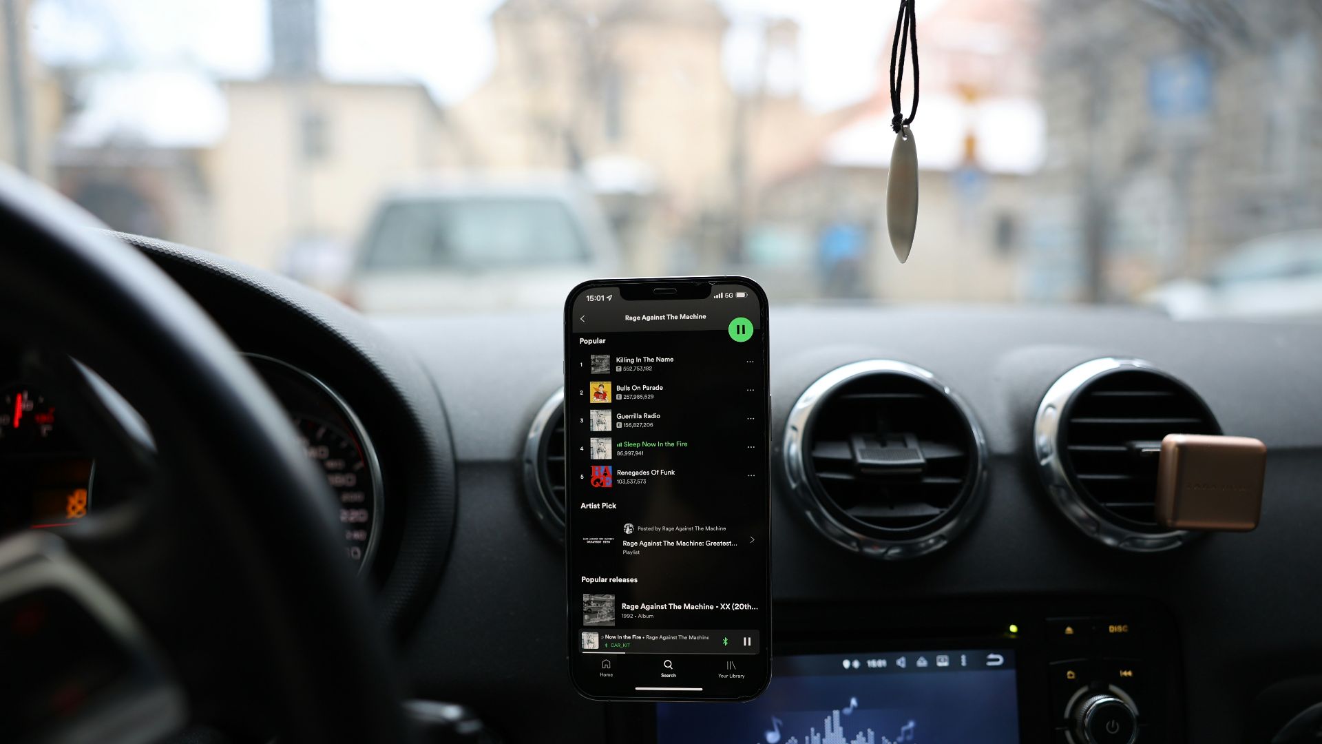 4. Support et chargeur pour téléphone portable