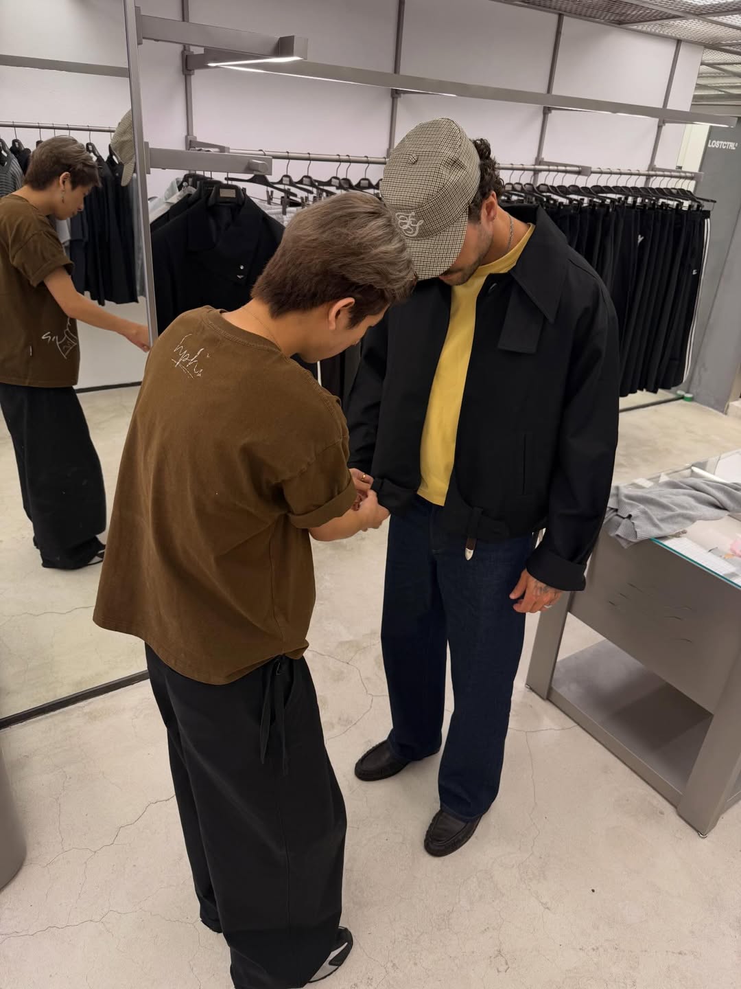 Fred essaie plusieurs vêtements