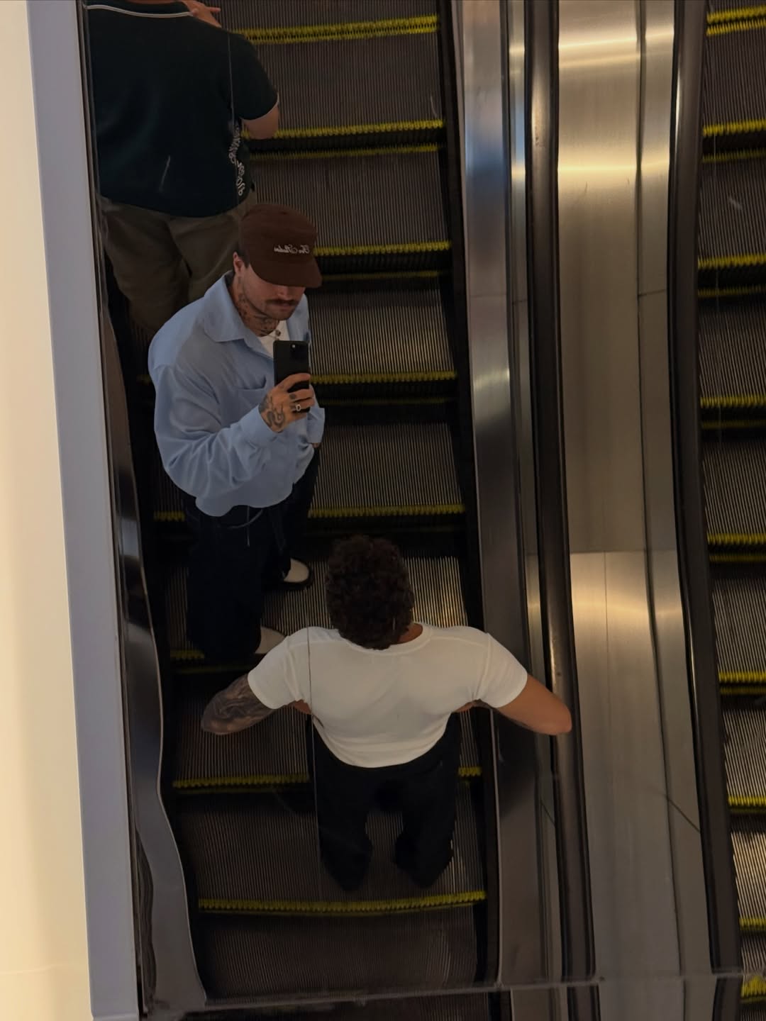 Dans un escalier roulant