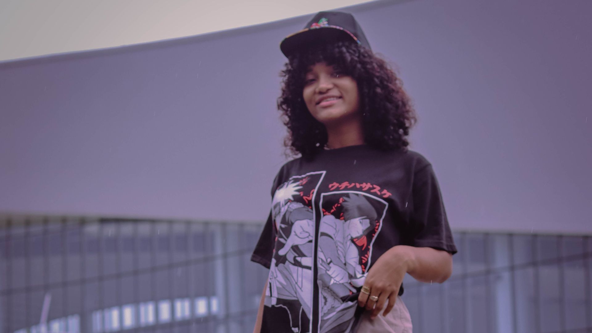 11. Le t-shirt à motif et le pantalon cargo
