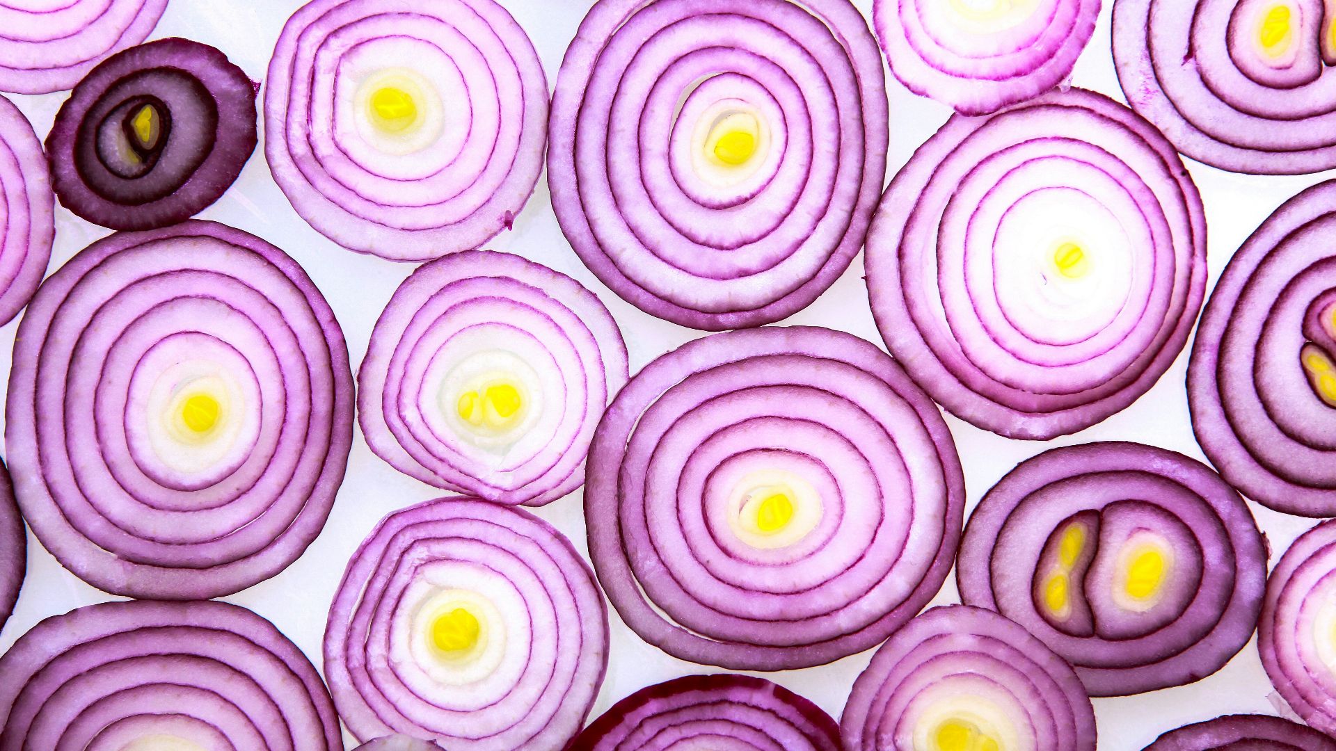 3. Oignons crus coupés en grosses rondelles