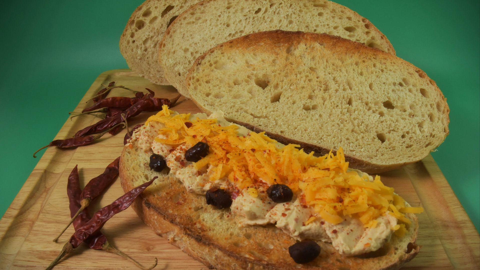 13. Fromage au piment sur pain blanc
