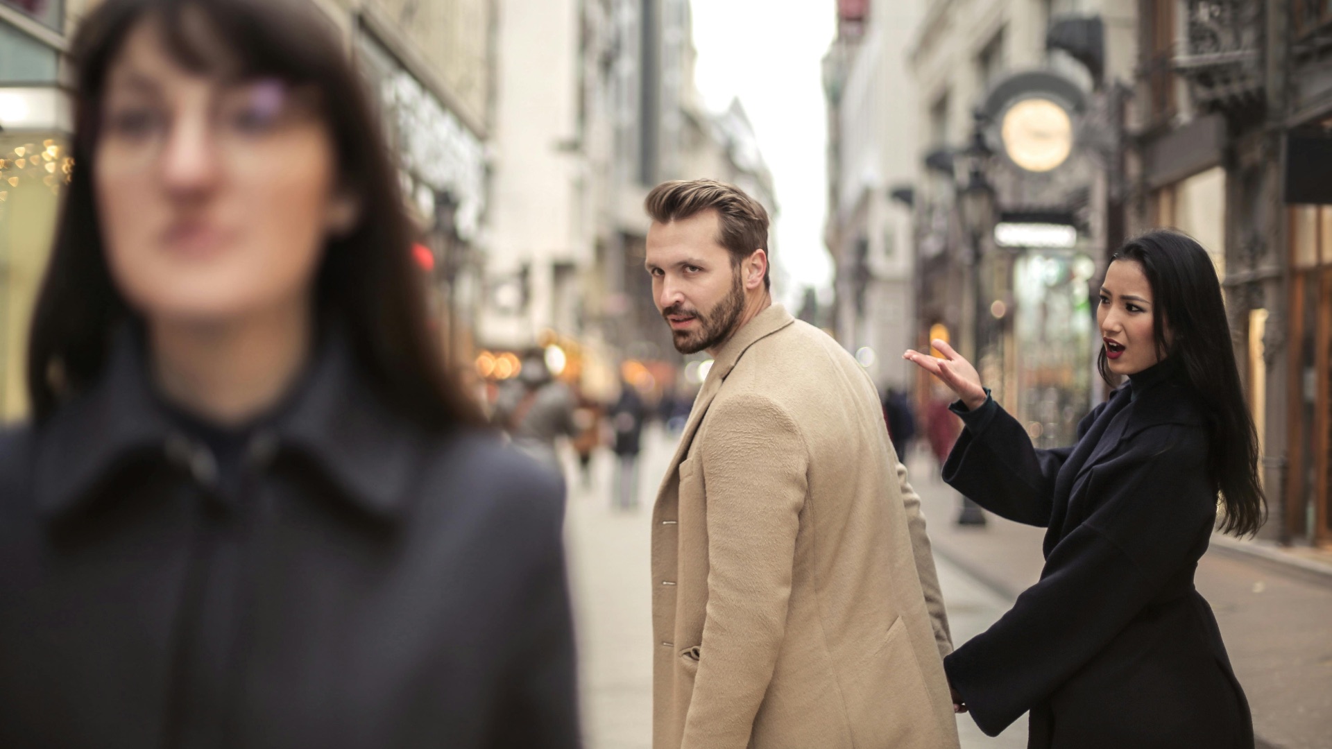 7. Regarder ouvertement d'autres femmes